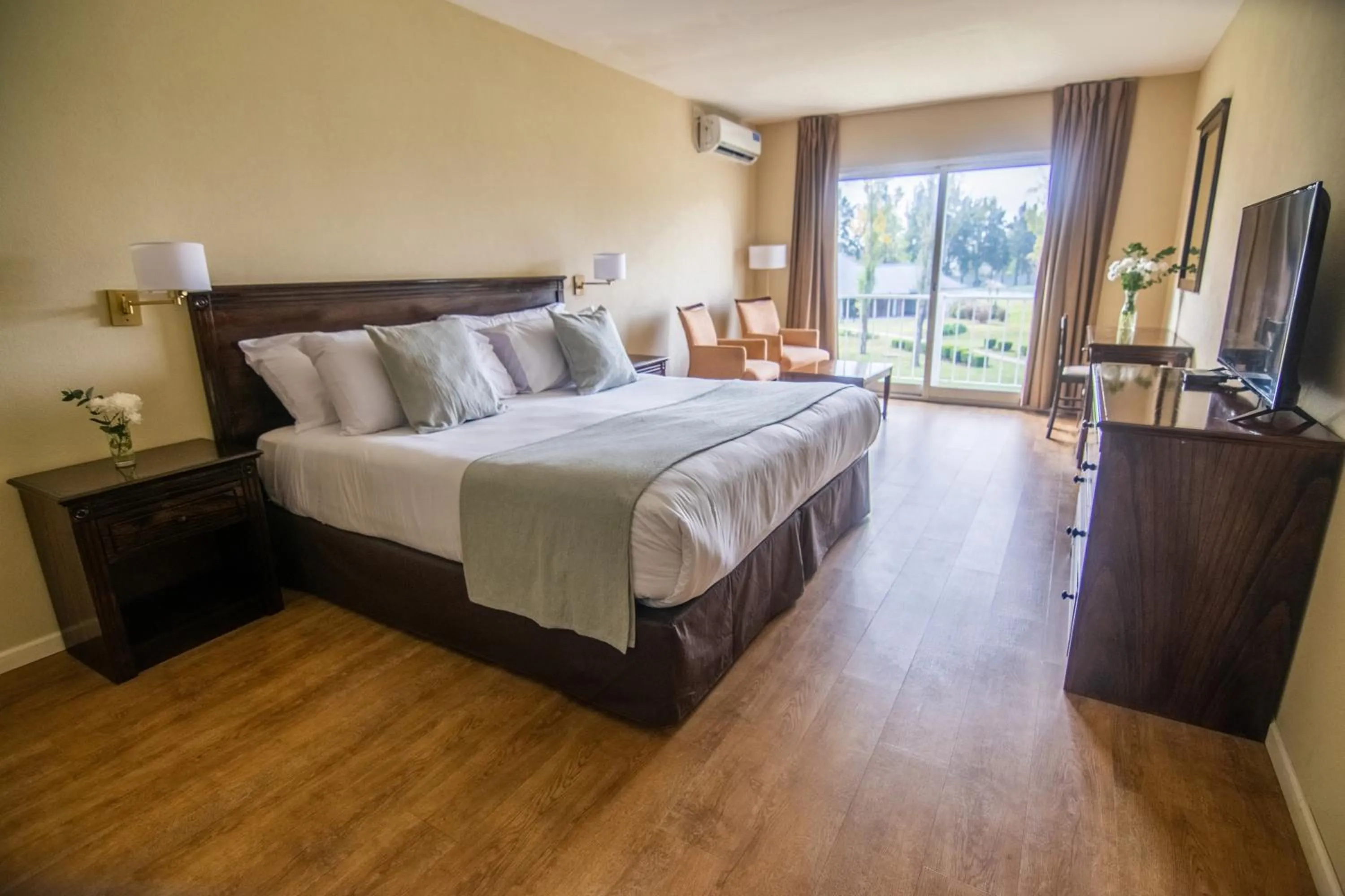 Bed in Wyndham Garden Campana