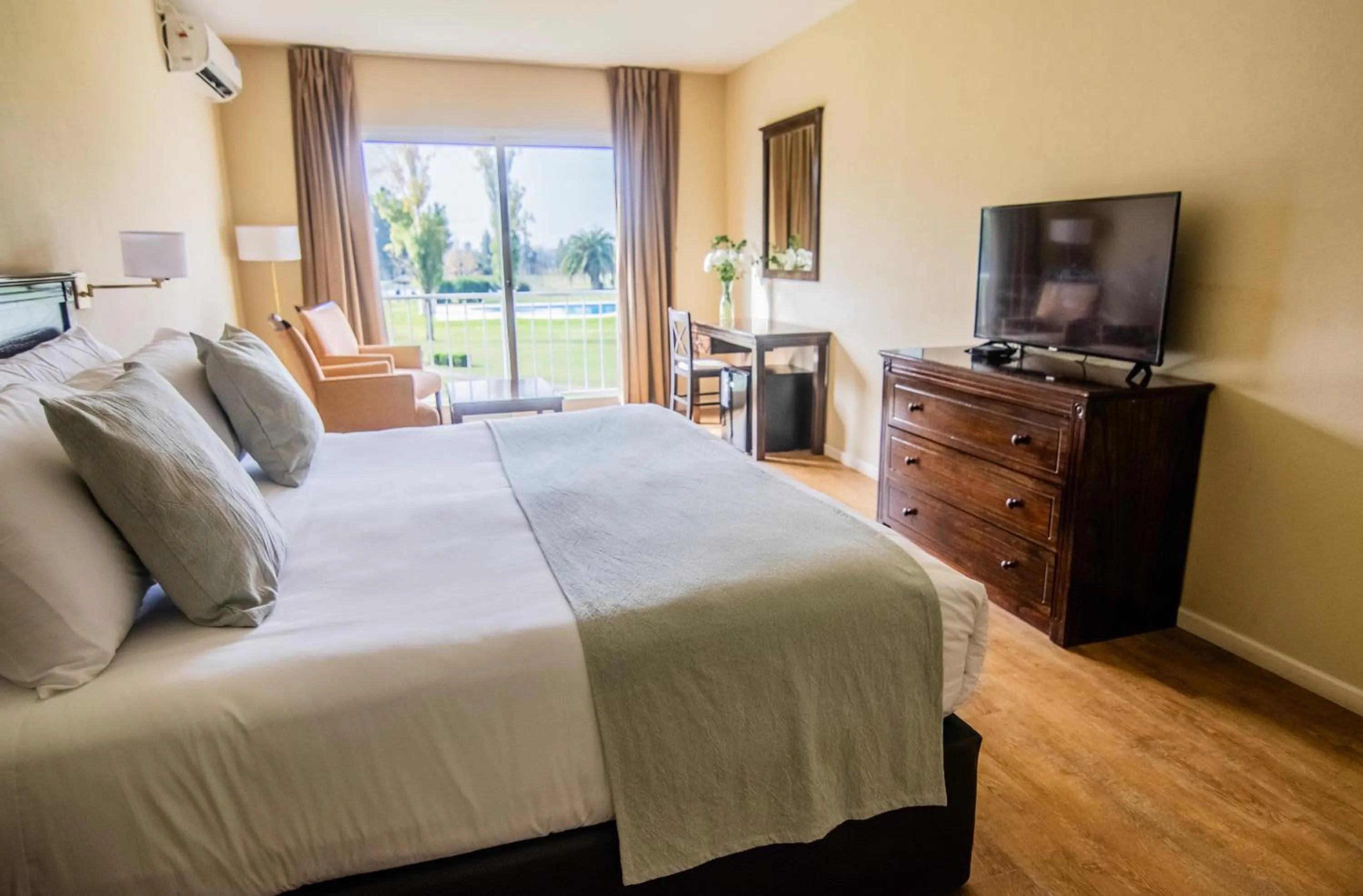 Bed in Wyndham Garden Campana