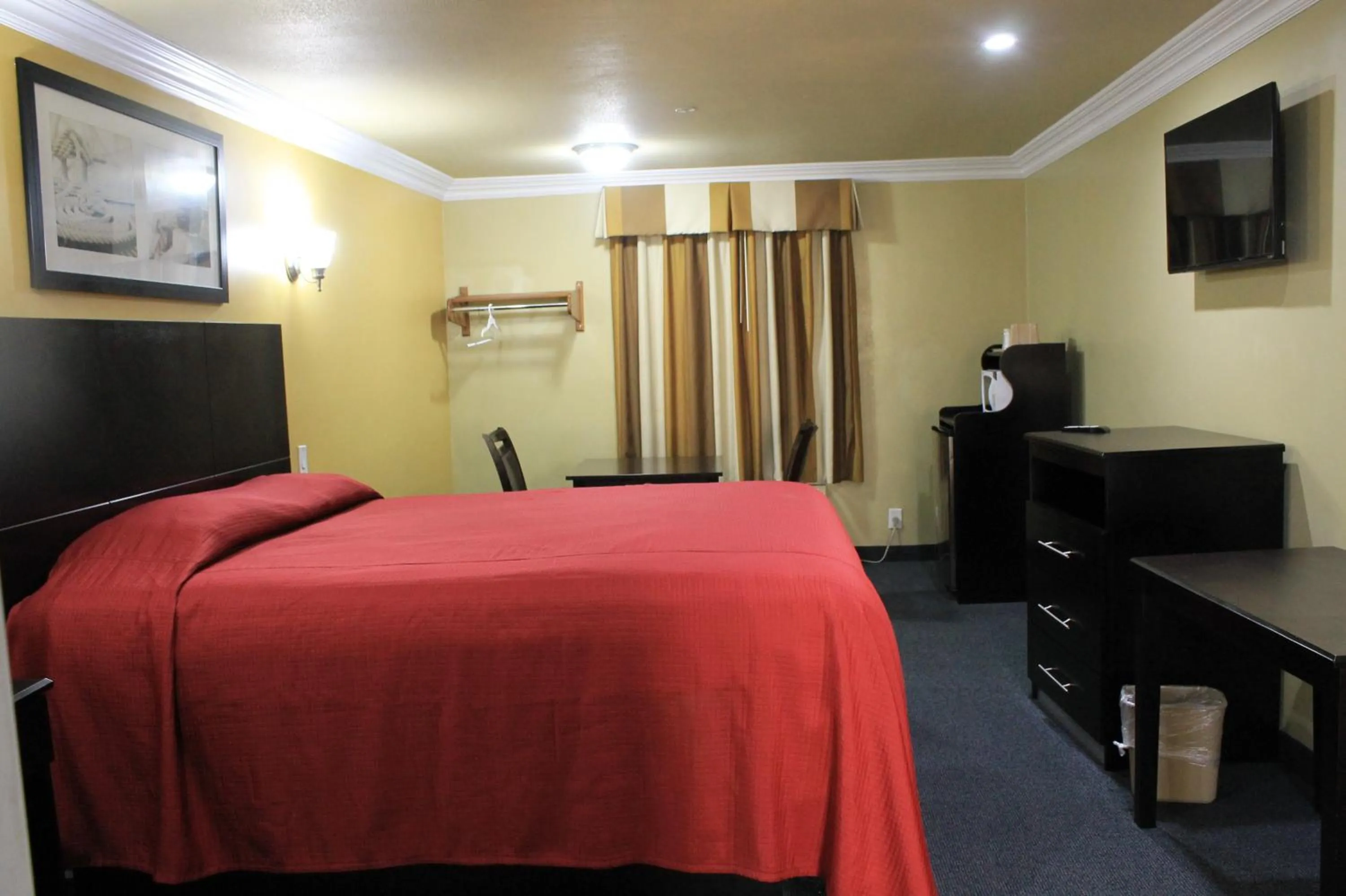 Bed in El Rancho Inn