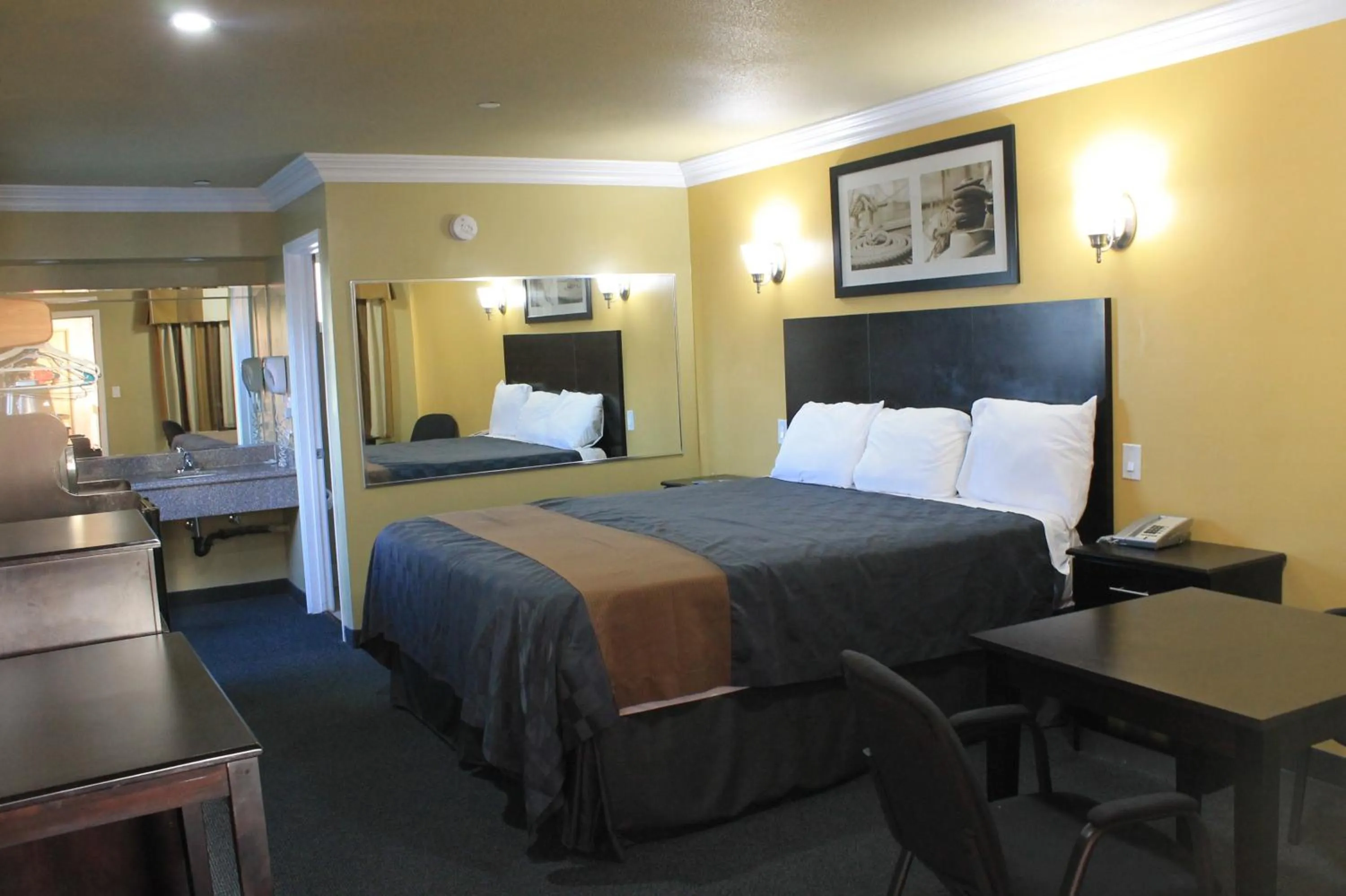 Photo of the whole room, Bed in El Rancho Inn