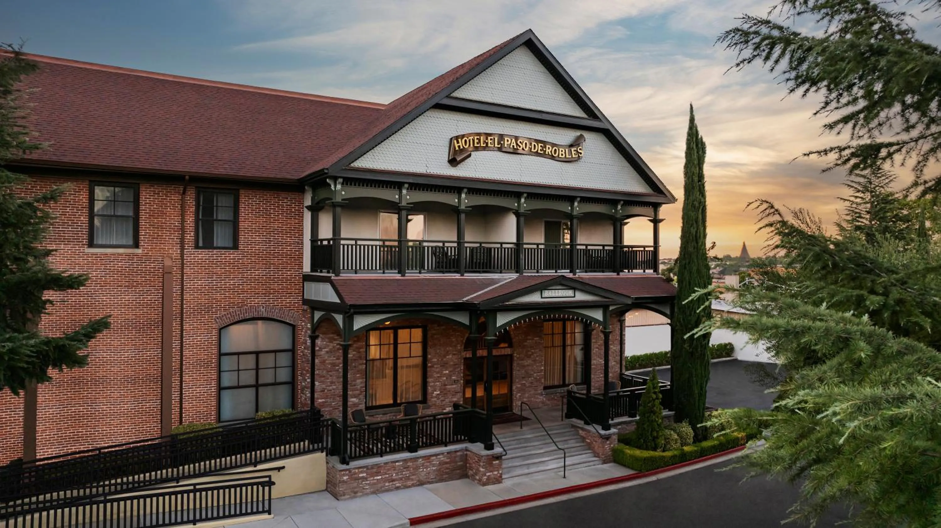 Property building in Paso Robles Inn
