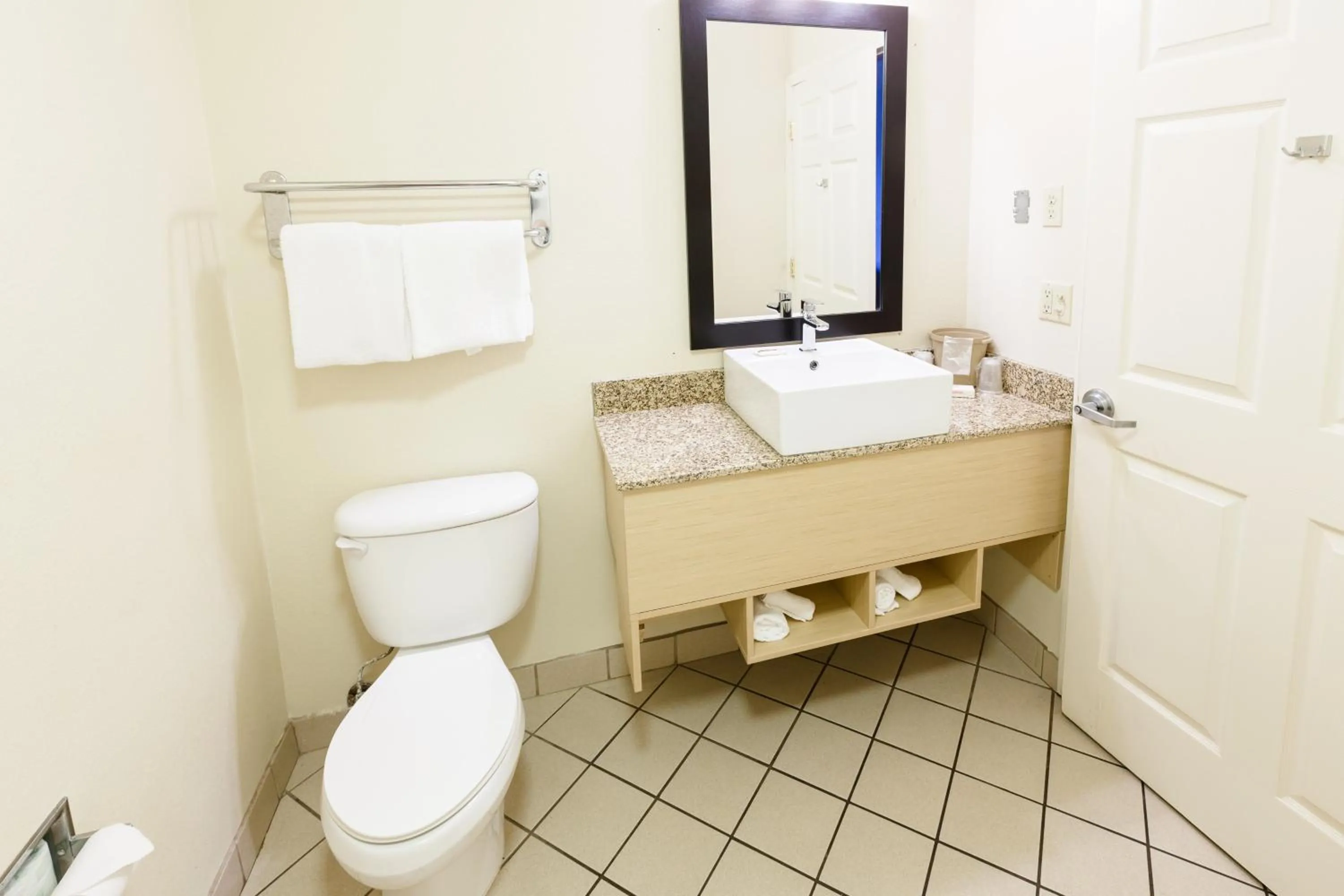 Bathroom in Red Roof Inn PLUS+ Danville, KY