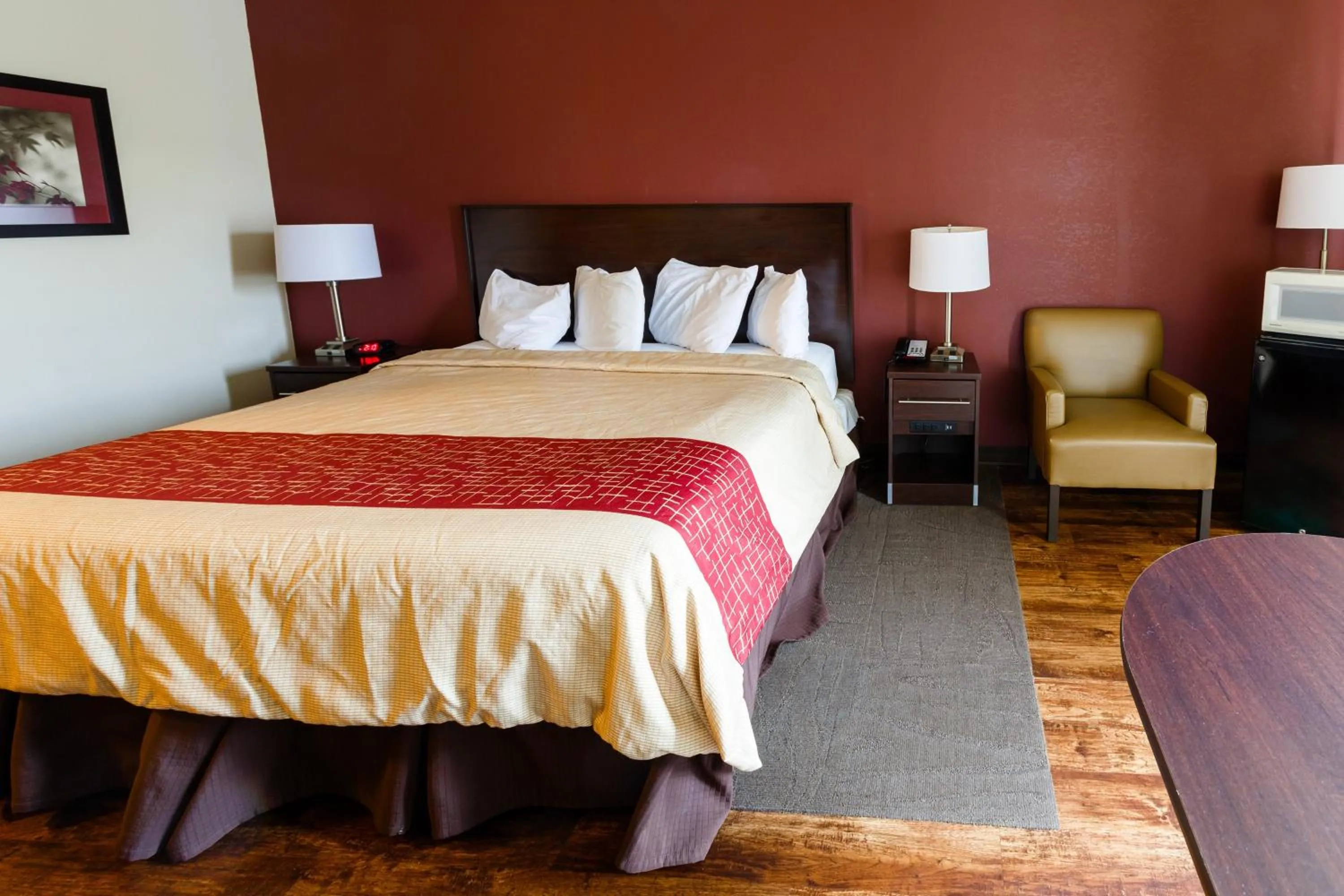 Photo of the whole room, Bed in Red Roof Inn PLUS+ Danville, KY