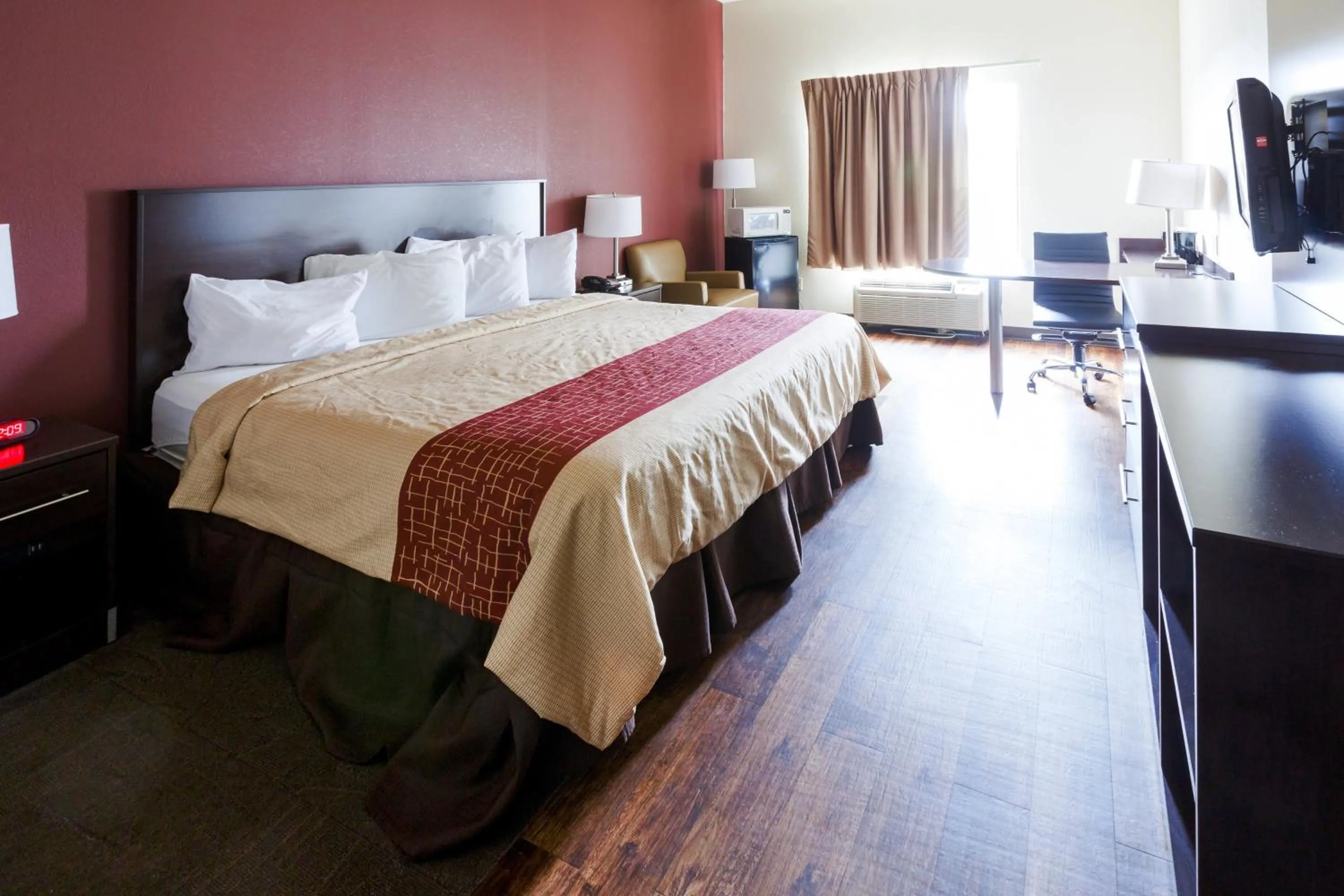 Photo of the whole room, Bed in Red Roof Inn PLUS+ Danville, KY