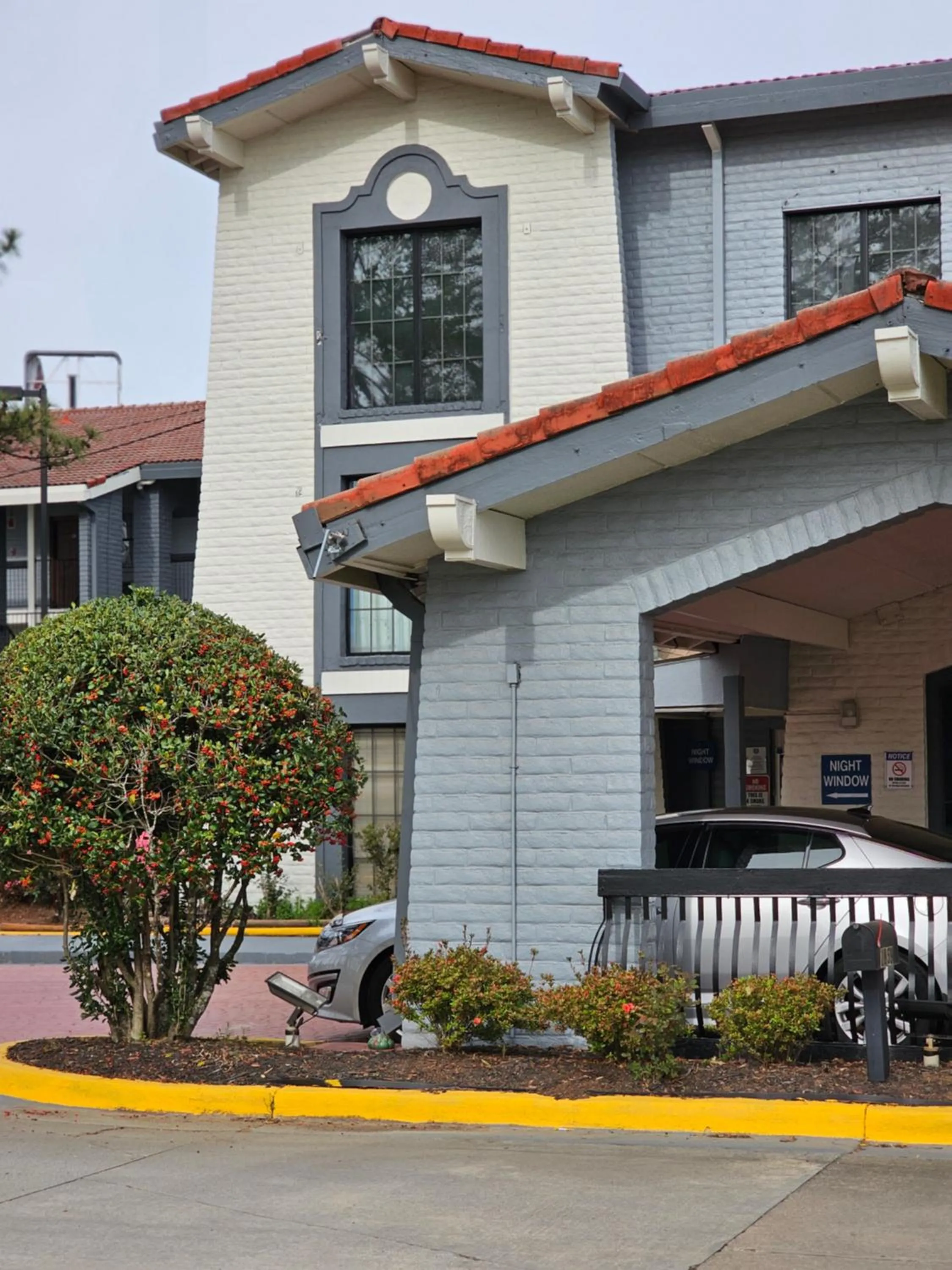 Property building in Knights Inn - Lithonia