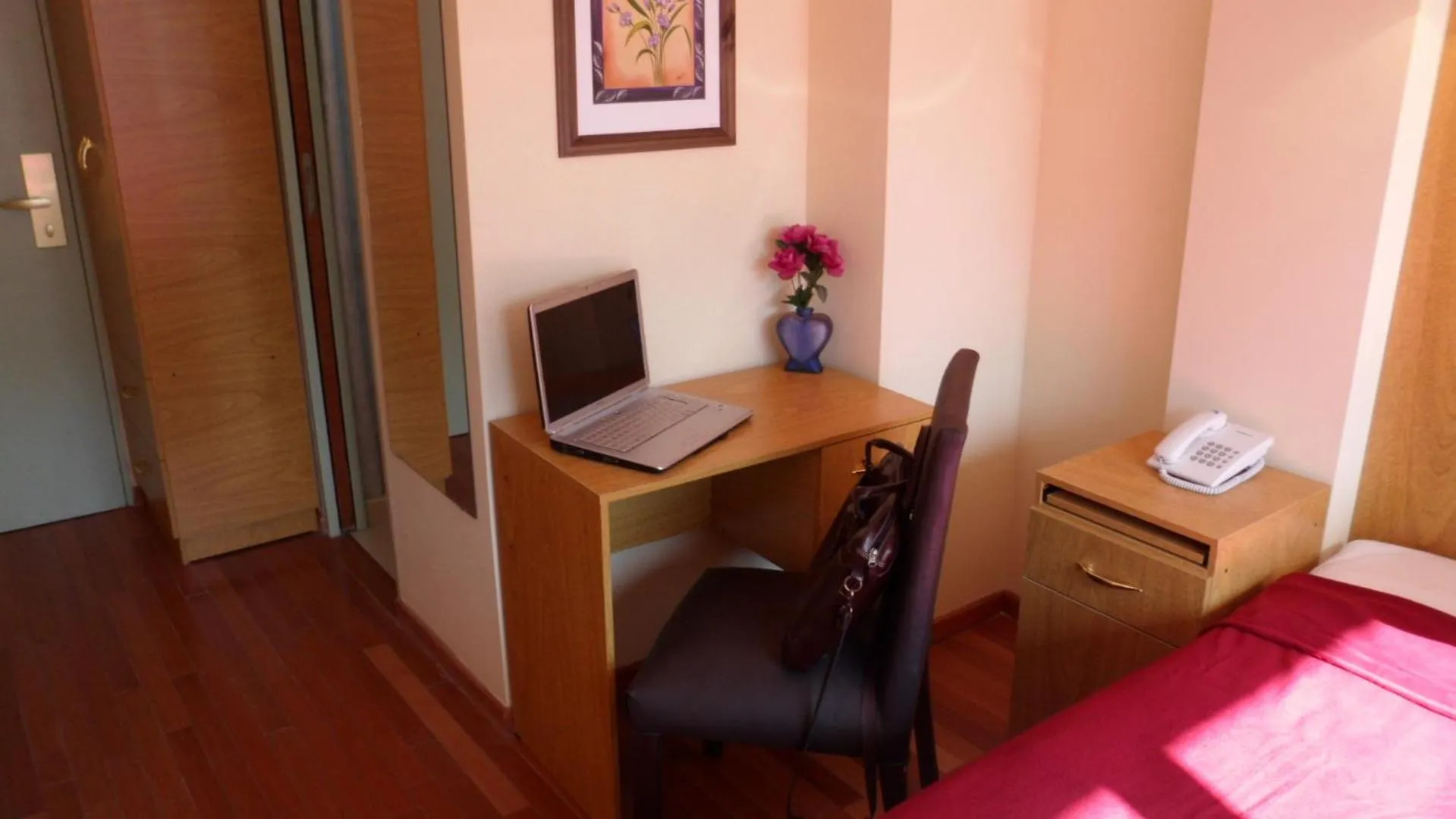 Seating area, Bed in Hotel Juramento