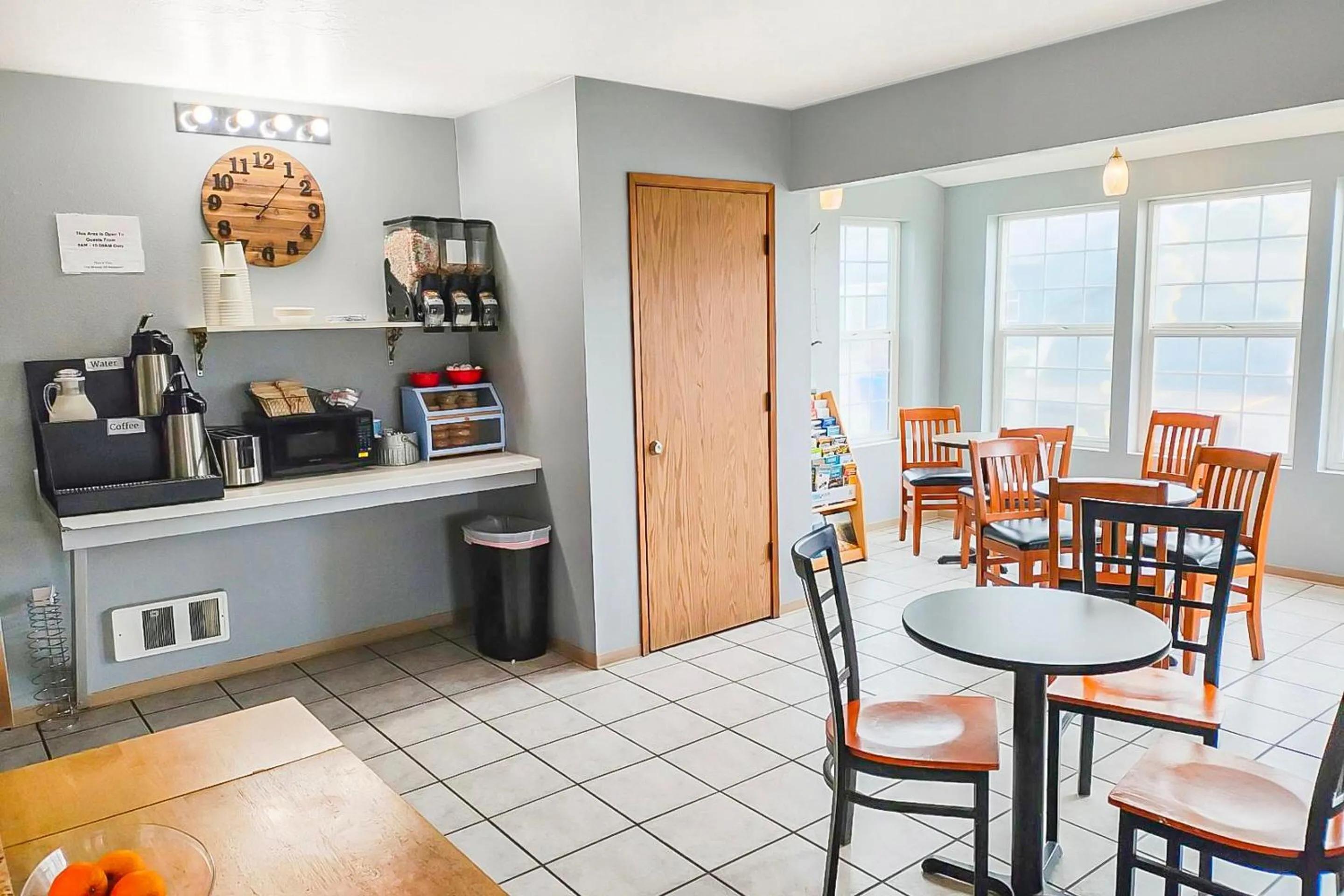 Dining area in Waves Hotel NYE Beach - Newport OR