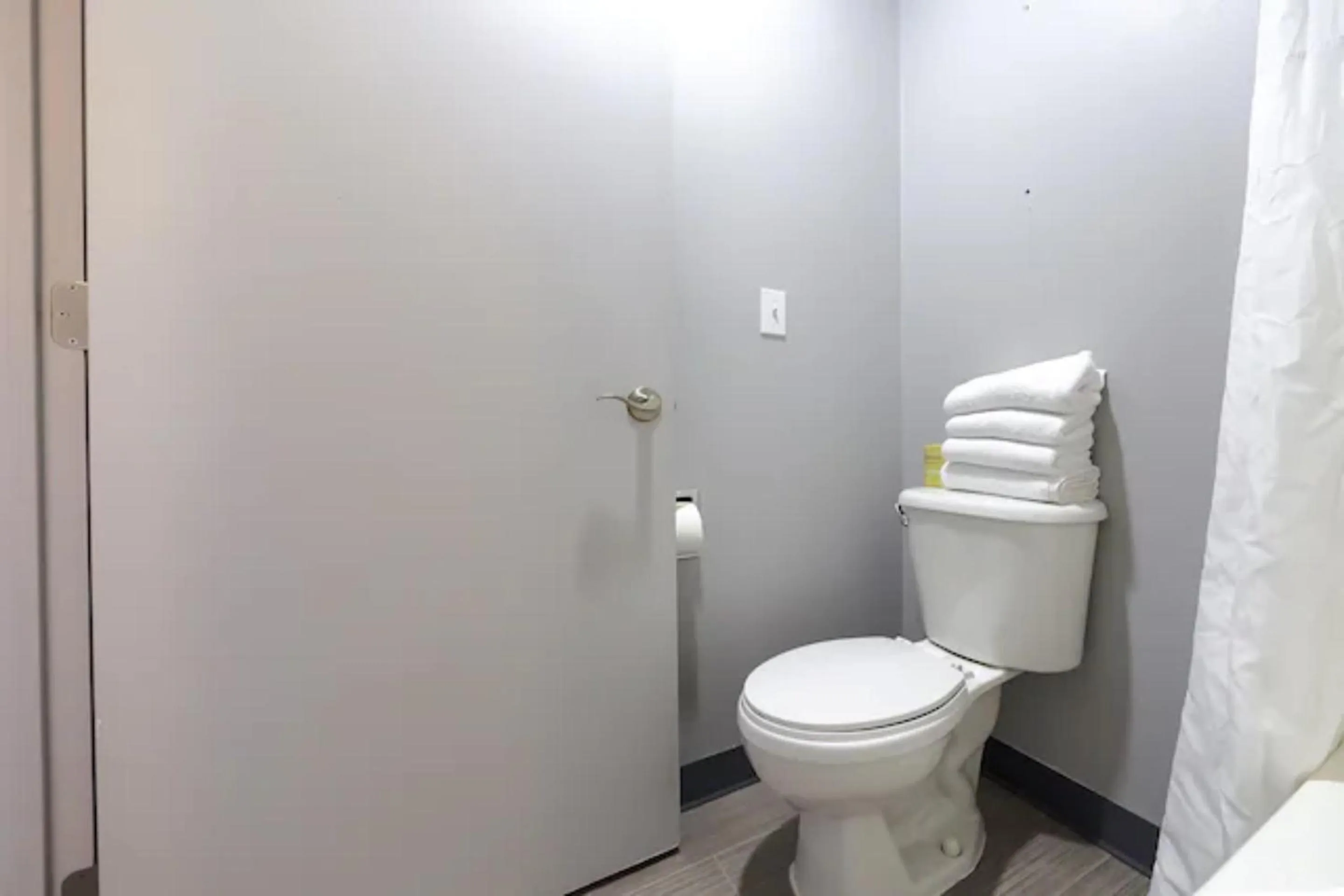 Bathroom in Waves Hotel NYE Beach - Newport OR