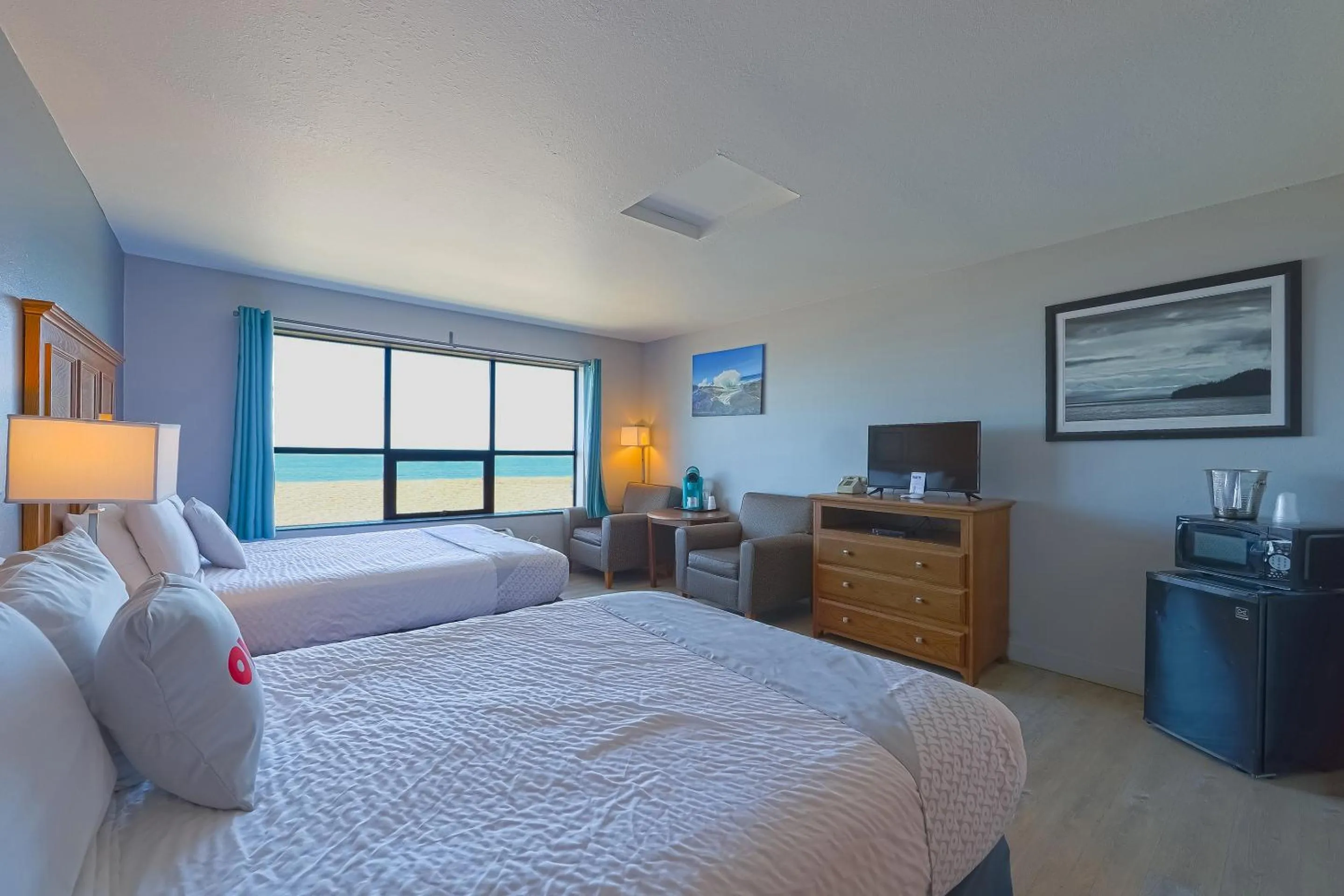 Bedroom, Bed in Waves Hotel NYE Beach - Newport OR