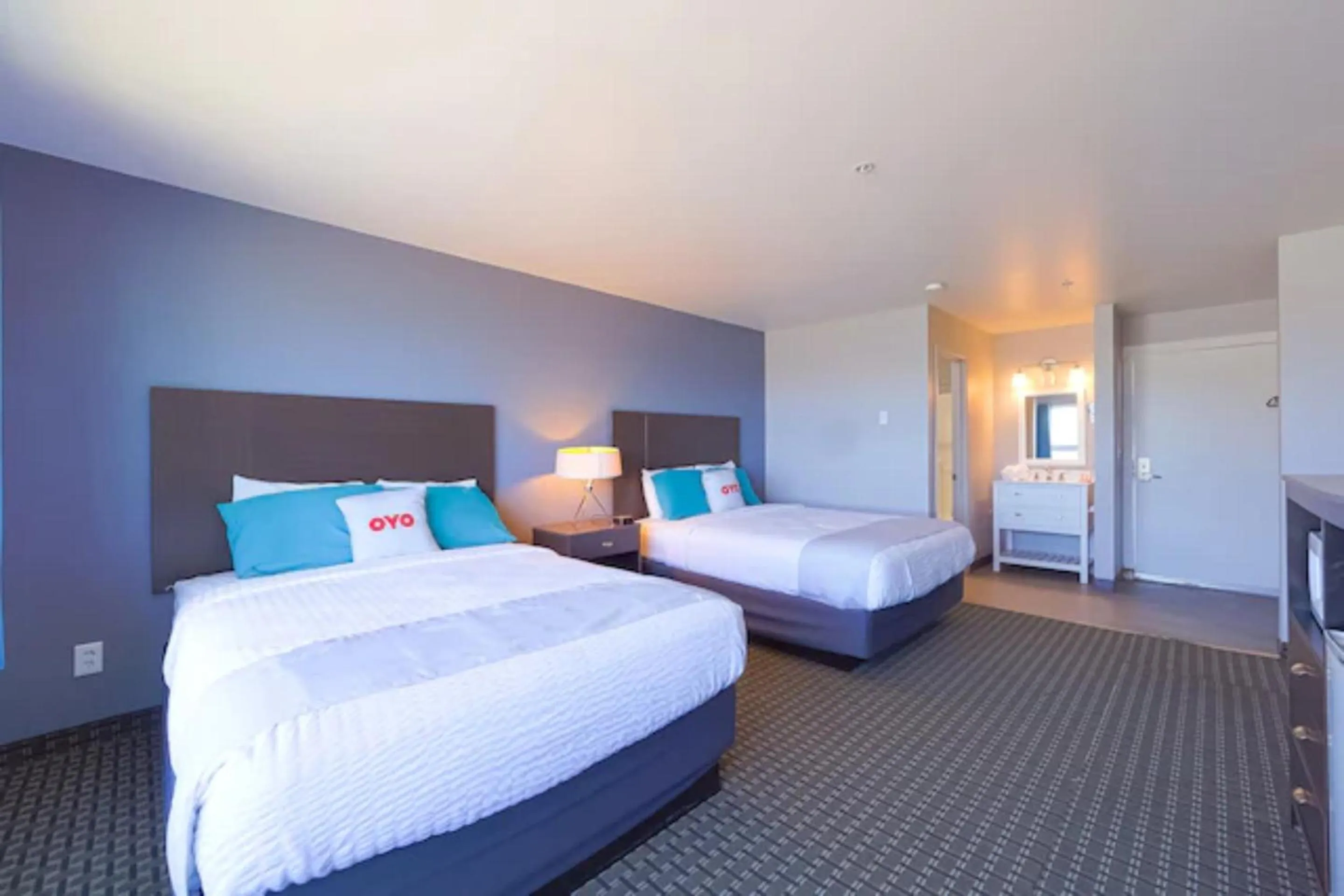 Bedroom, Bed in Waves Hotel NYE Beach - Newport OR