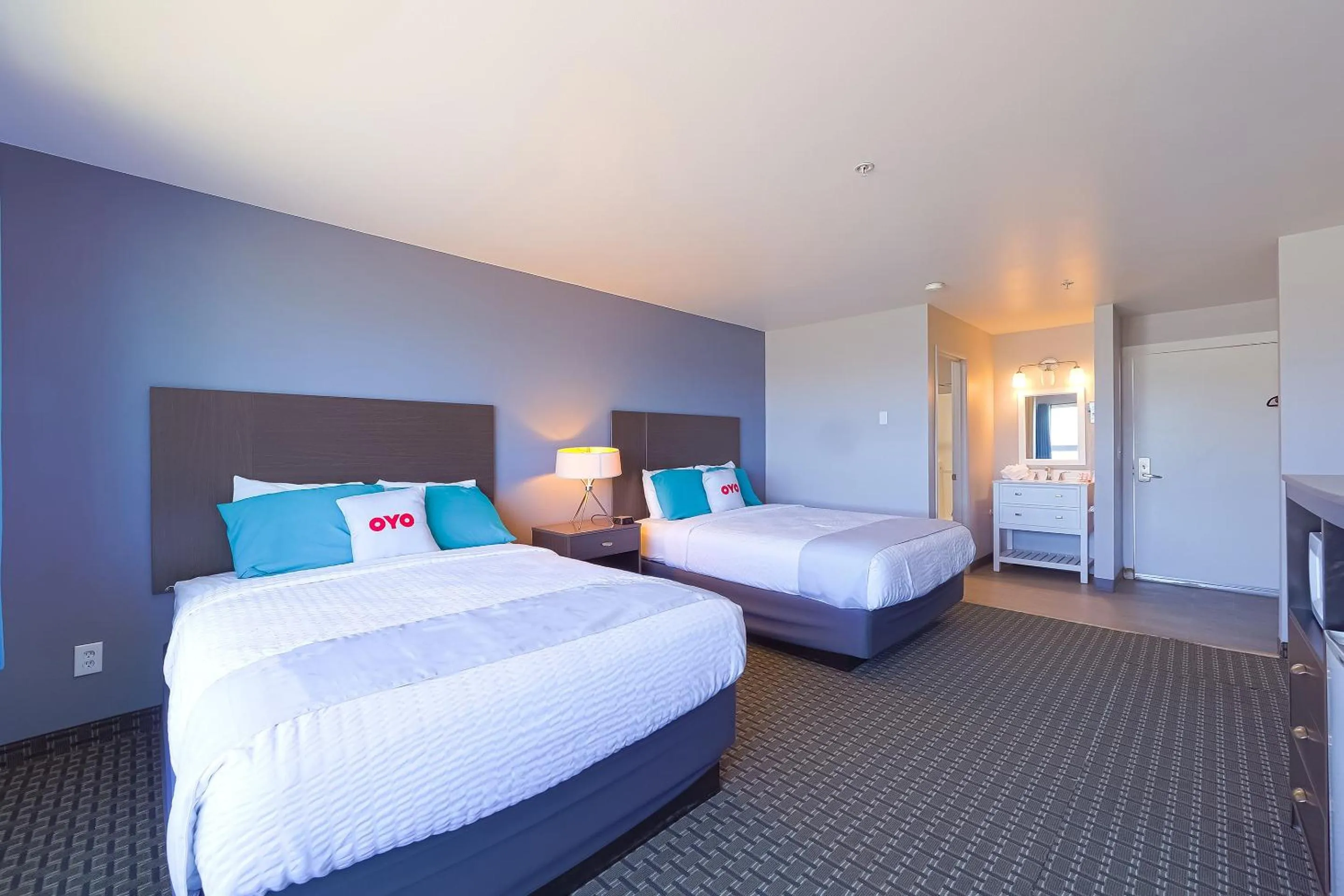 Bedroom, Bed in Waves Hotel NYE Beach - Newport OR