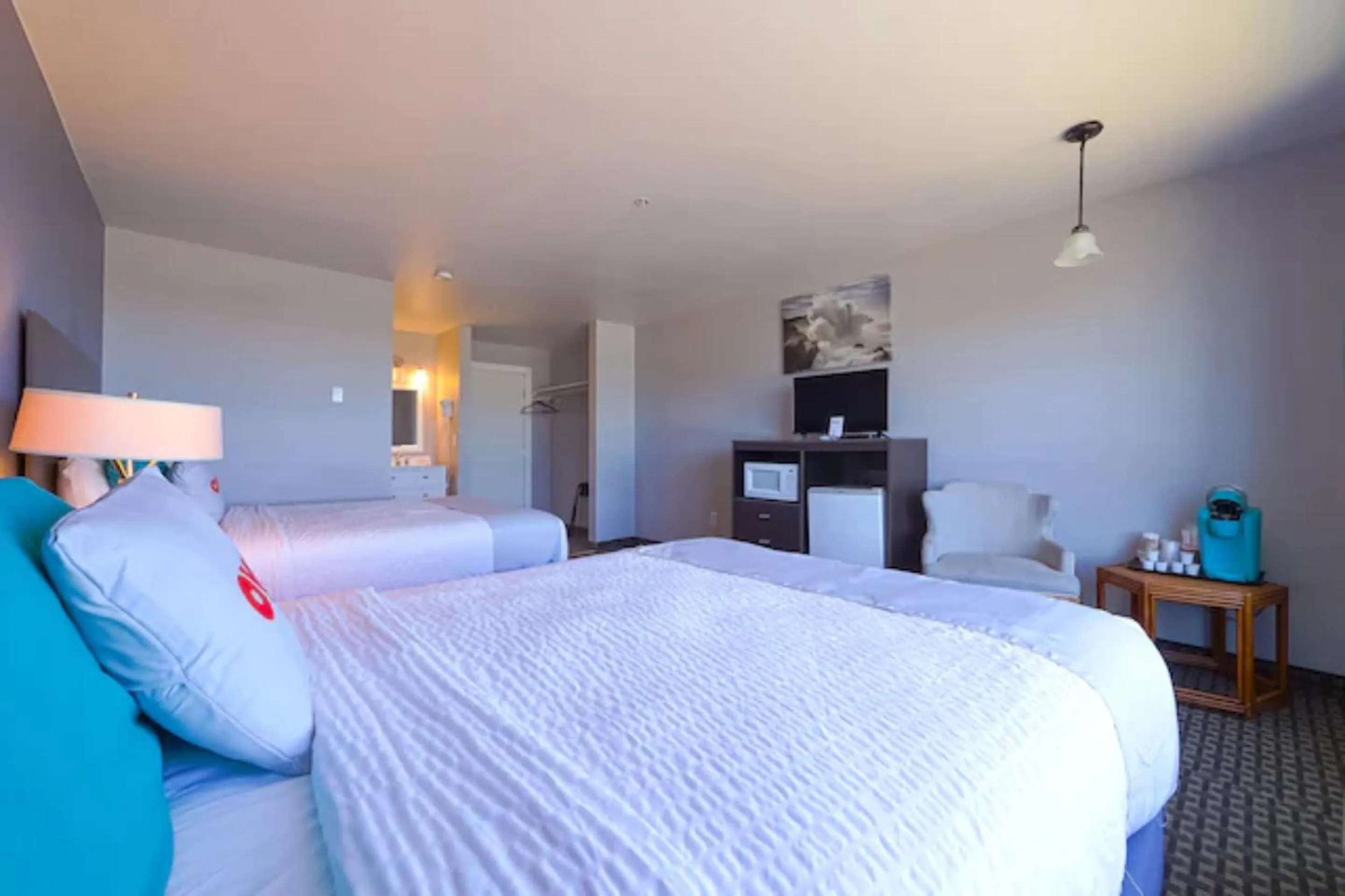 Bedroom, Bed in Waves Hotel NYE Beach - Newport OR