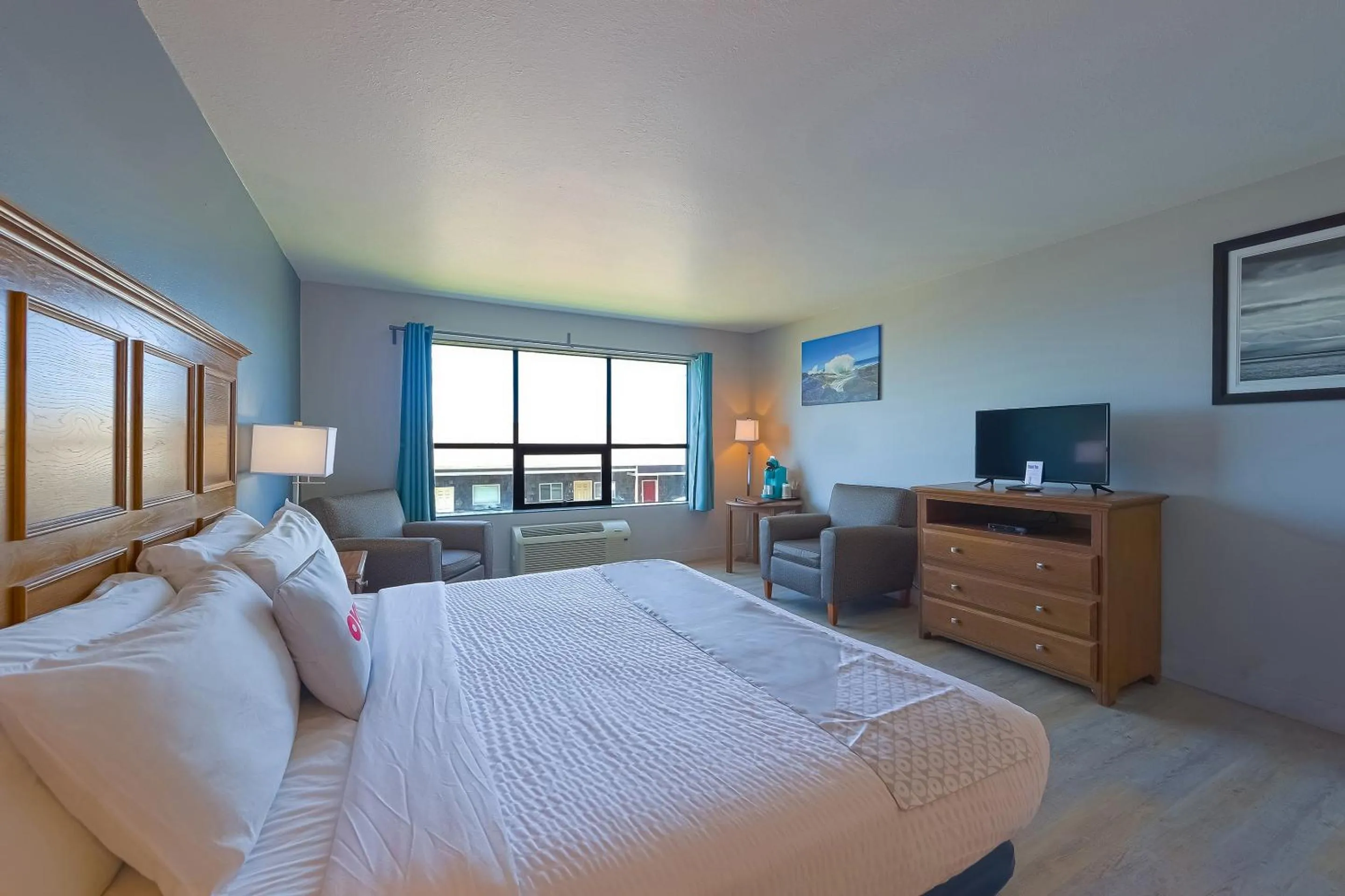 Bedroom, Bed in Waves Hotel NYE Beach - Newport OR