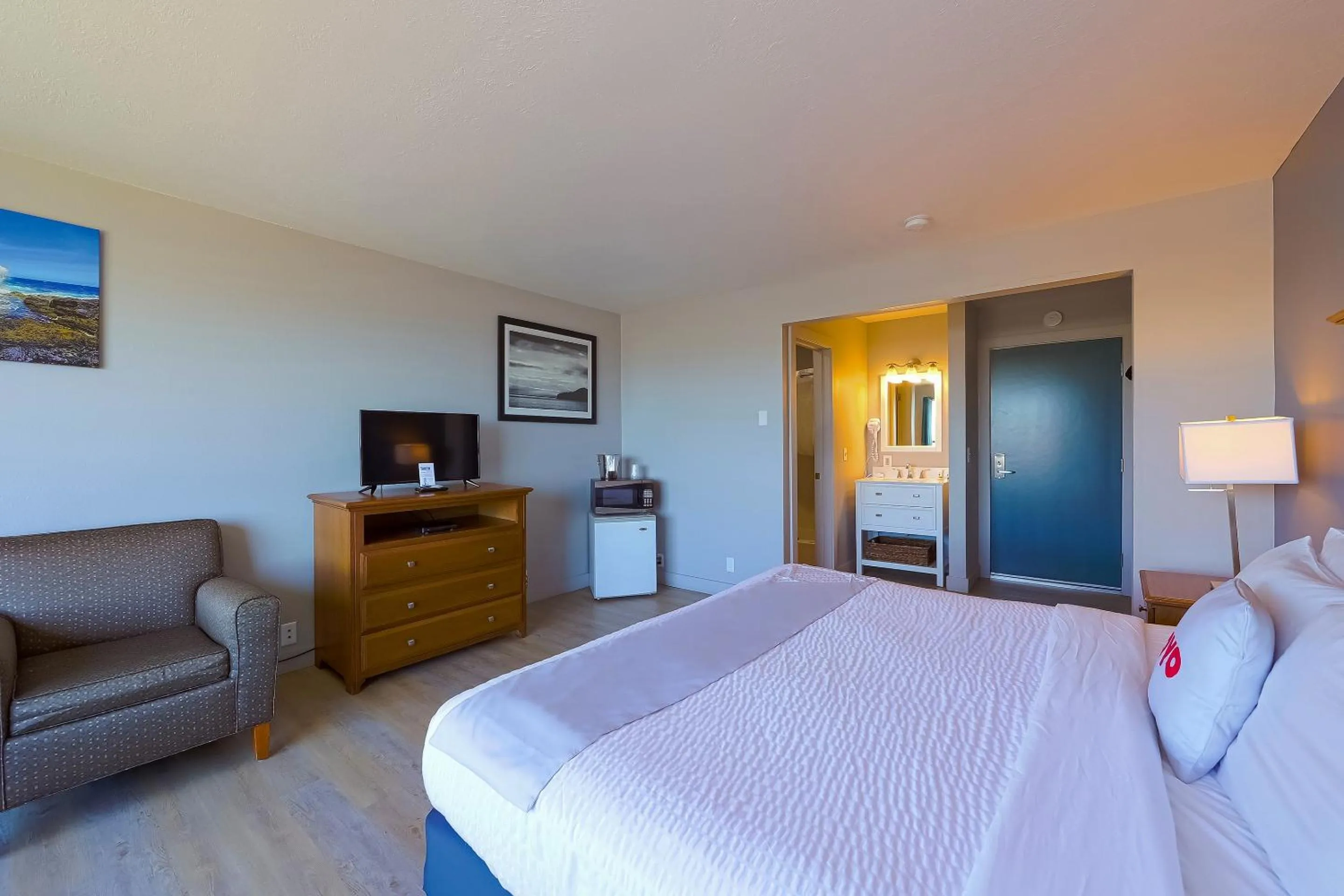 Bedroom, Bed in Waves Hotel NYE Beach - Newport OR