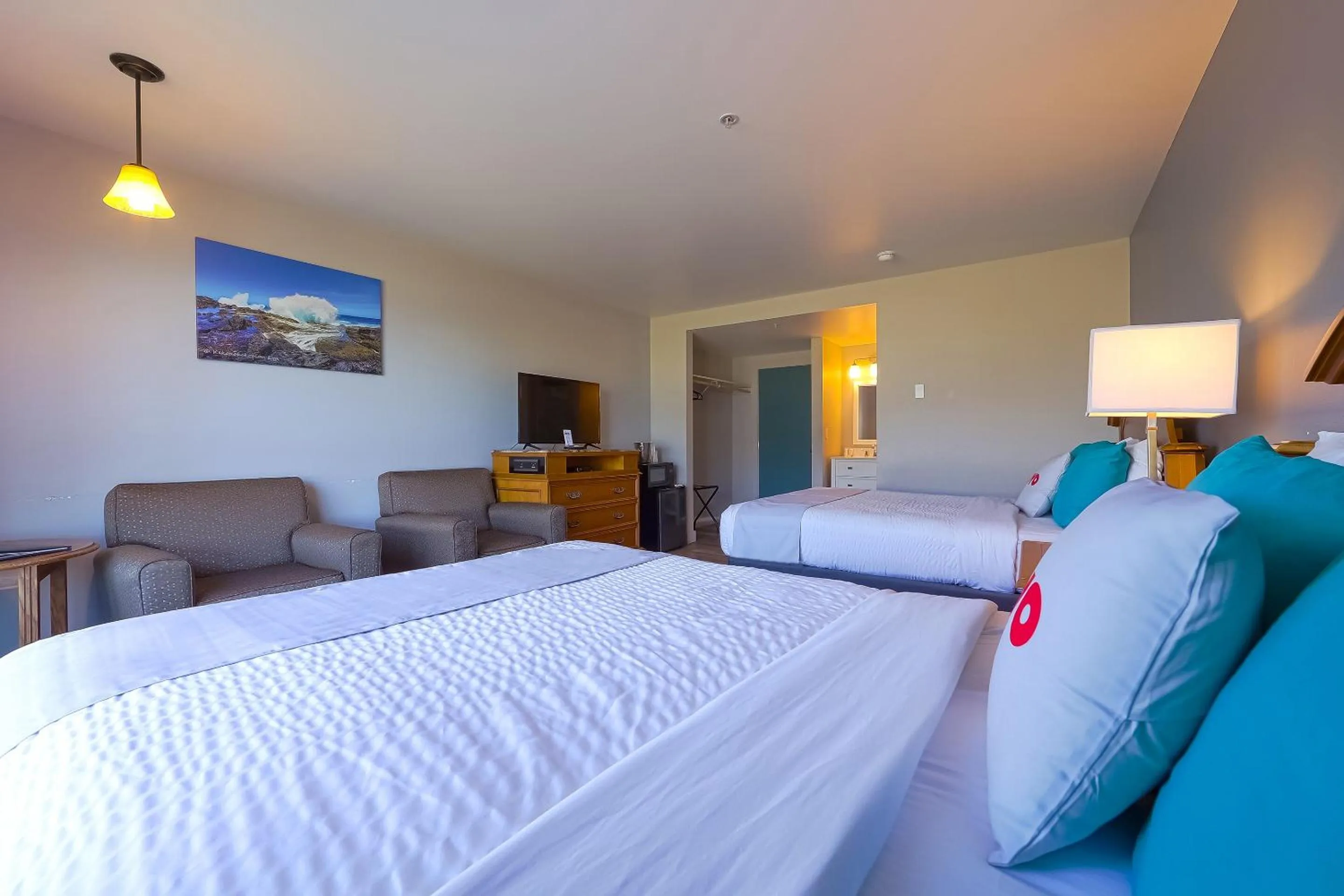 Bedroom, Bed in Waves Hotel NYE Beach - Newport OR