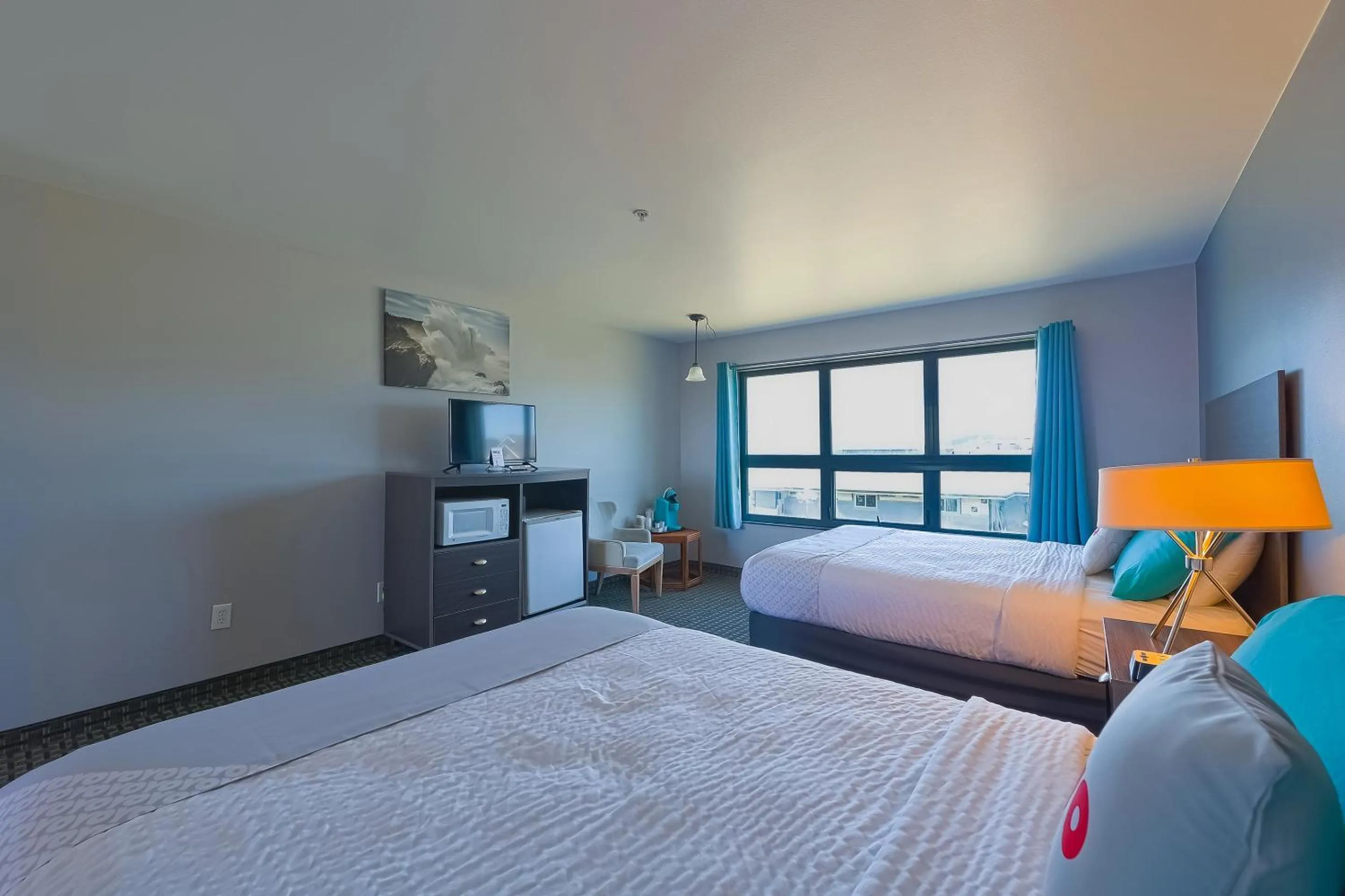 Bedroom, Bed in Waves Hotel NYE Beach - Newport OR