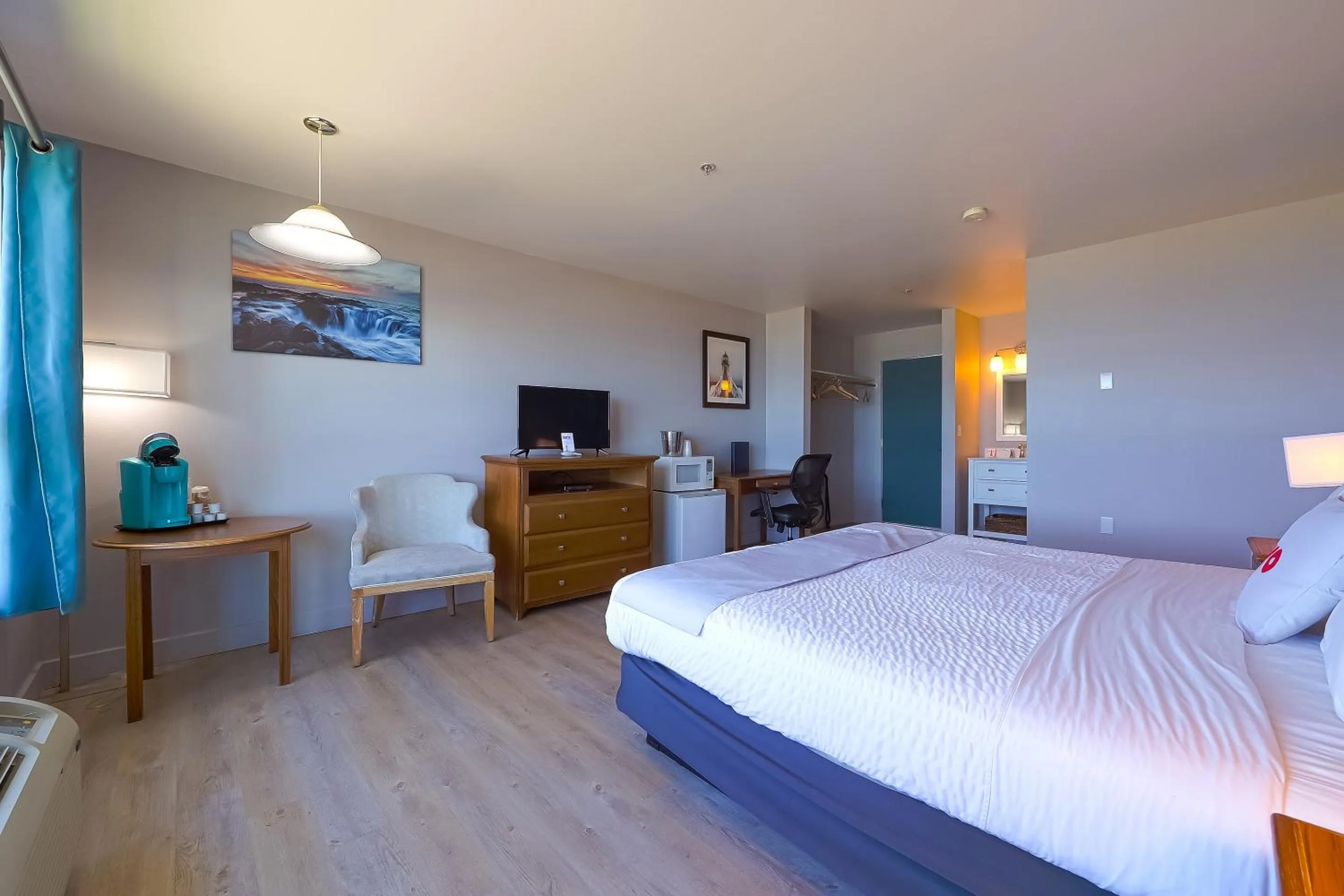 Bedroom, Bed in Waves Hotel NYE Beach - Newport OR