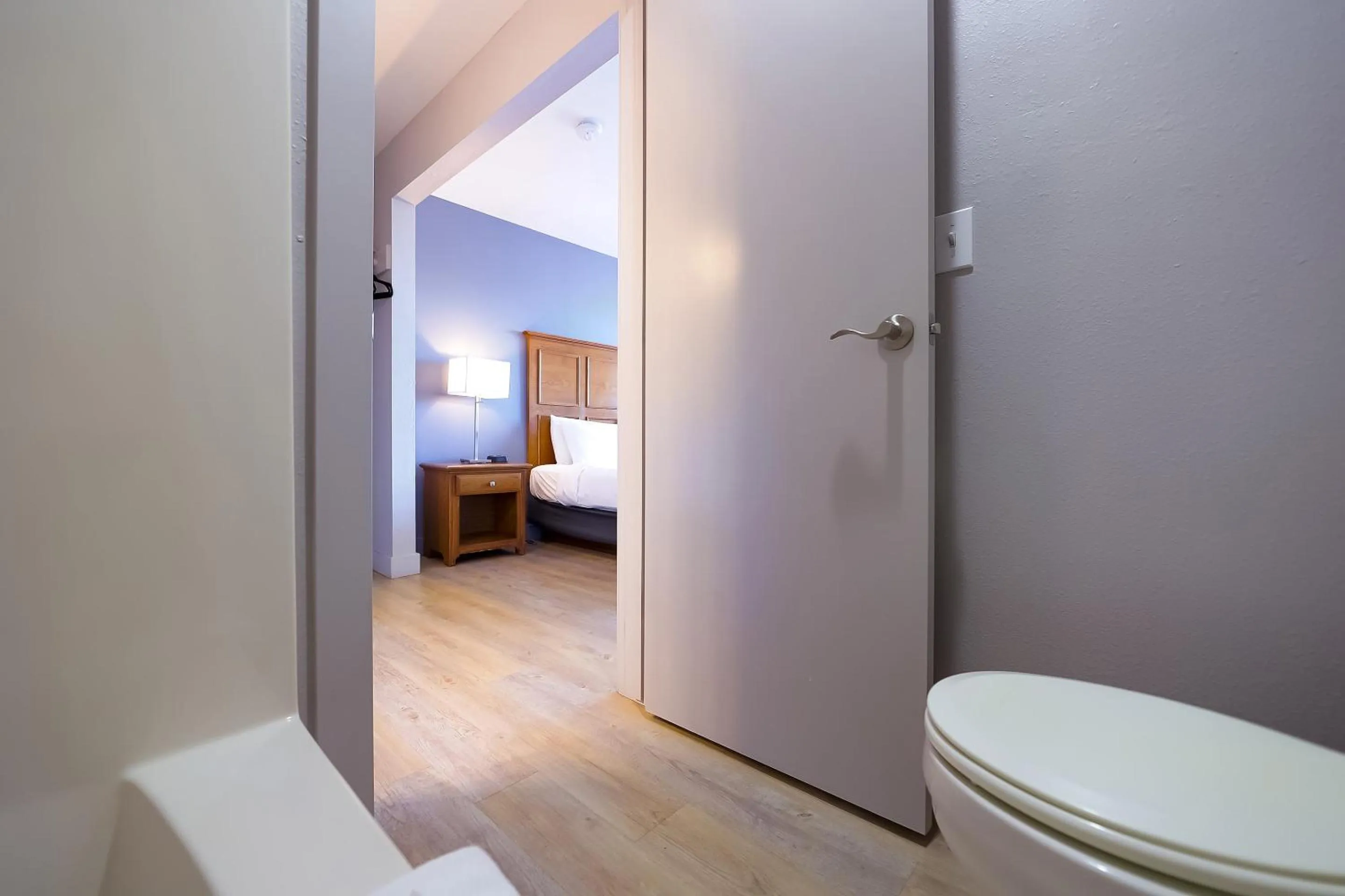 Bathroom, Bed in Waves Hotel NYE Beach - Newport OR