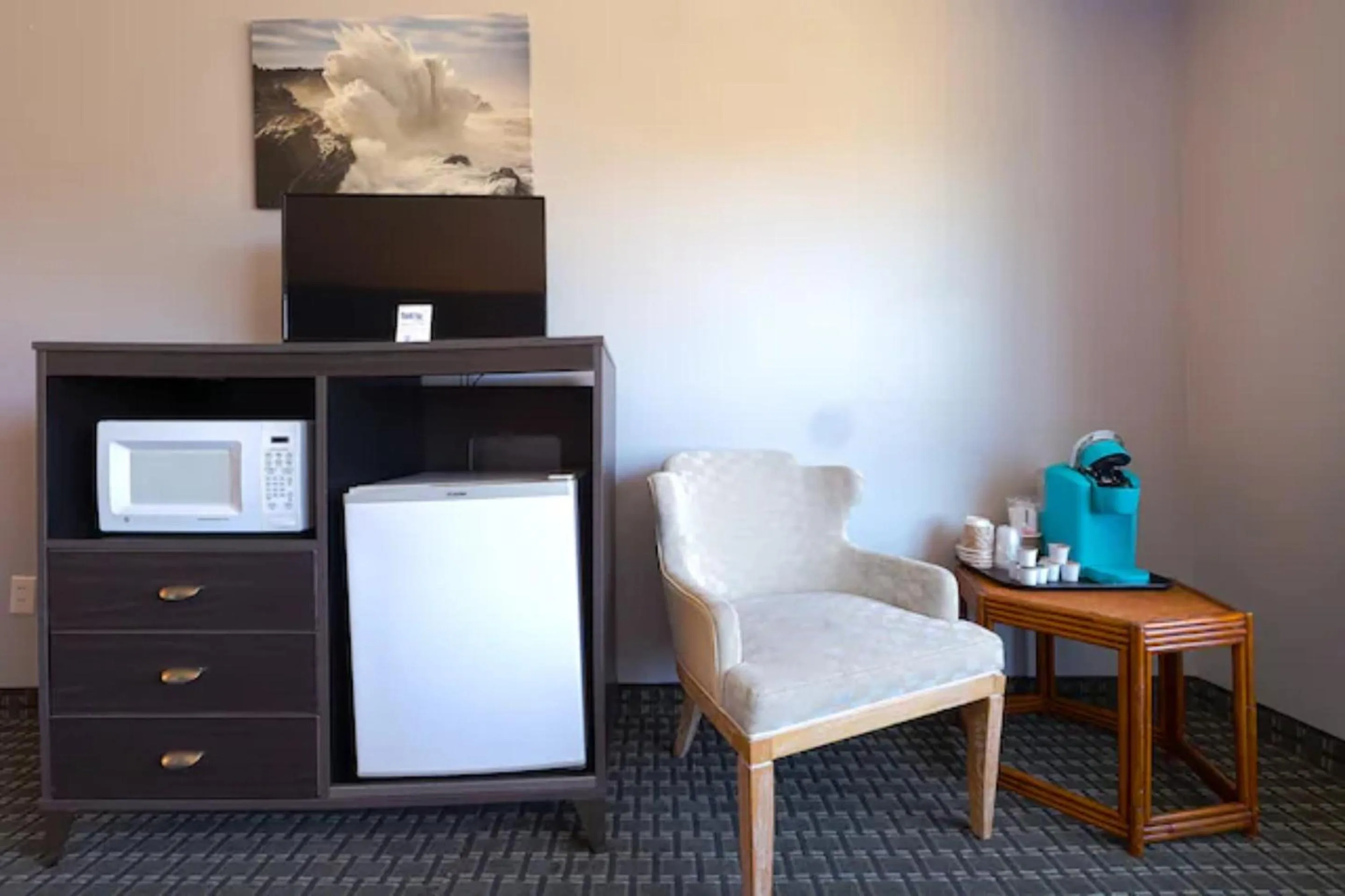 Bedroom in Waves Hotel NYE Beach - Newport OR