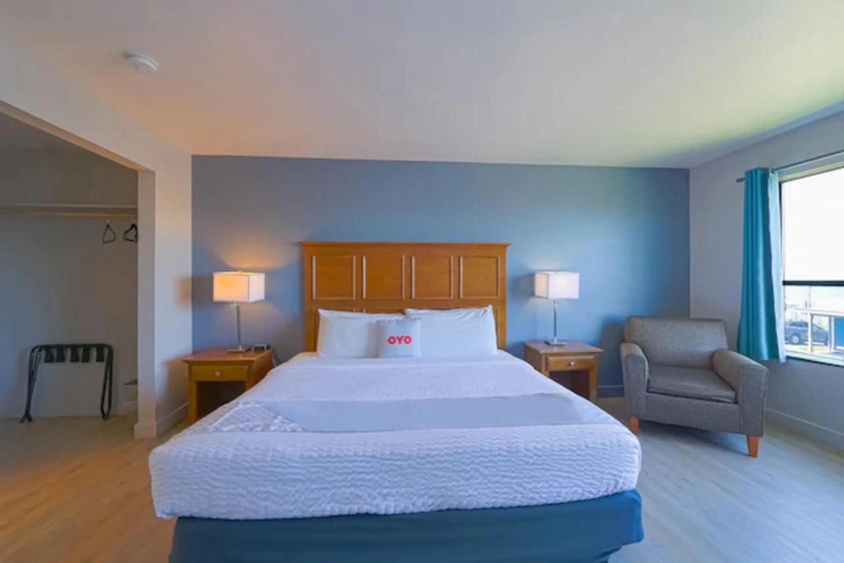 Bedroom, Bed in Waves Hotel NYE Beach - Newport OR