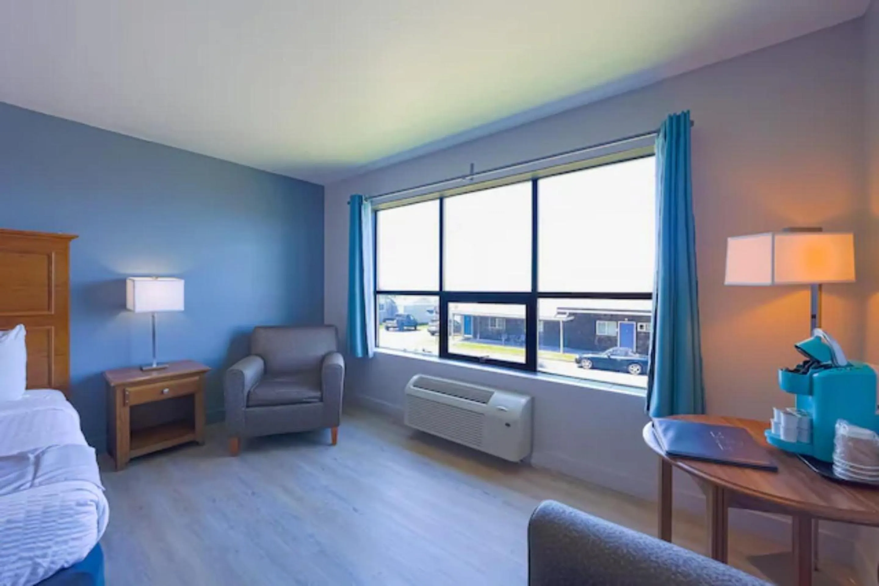 Bedroom, Bed in Waves Hotel NYE Beach - Newport OR