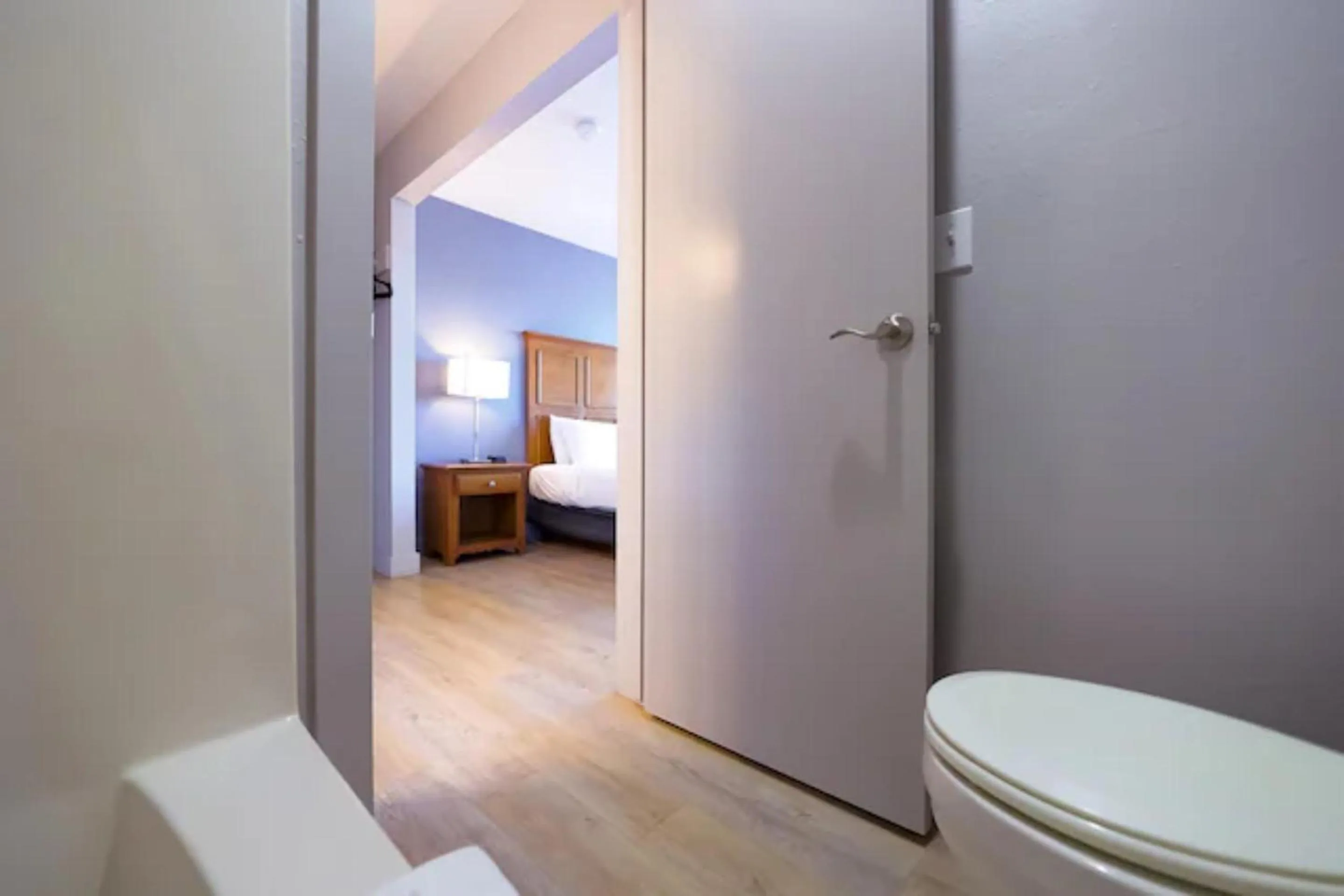 Bathroom, Bed in Waves Hotel NYE Beach - Newport OR