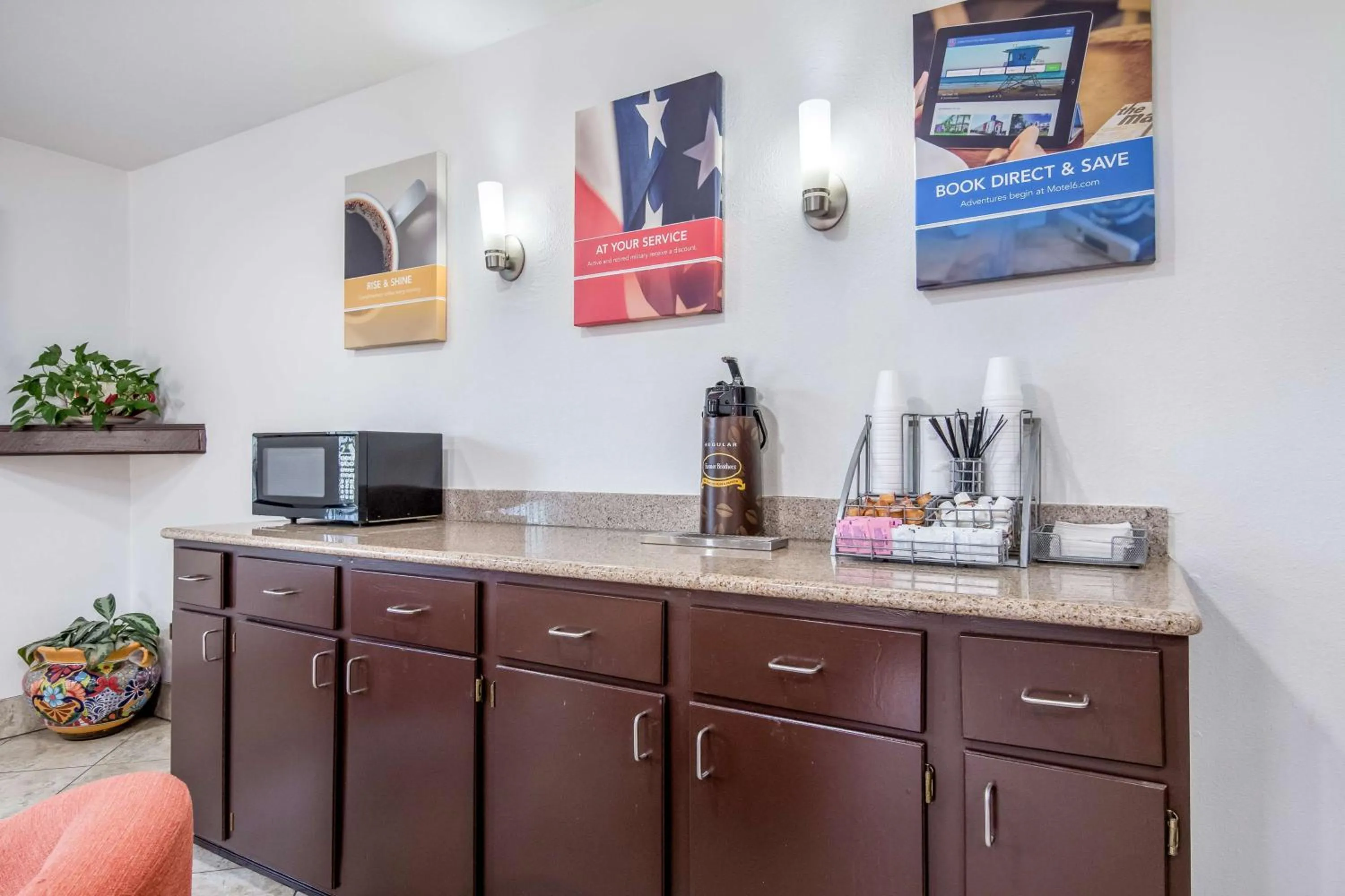 Restaurant/places to eat in Motel 6-Marshall, TX