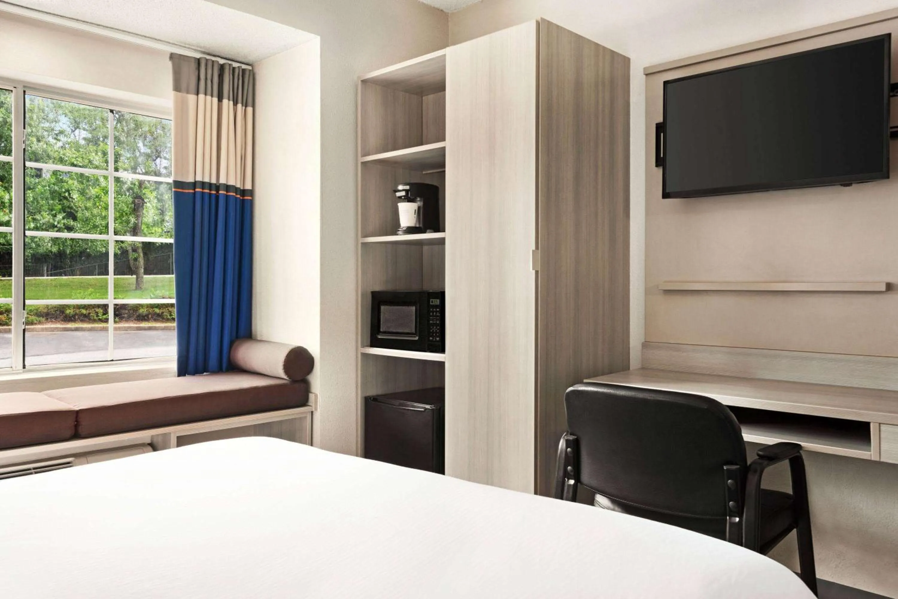 Photo of the whole room, Bed in Microtel Inn & Suites by Wyndham Florence/Cincinnati Airpo