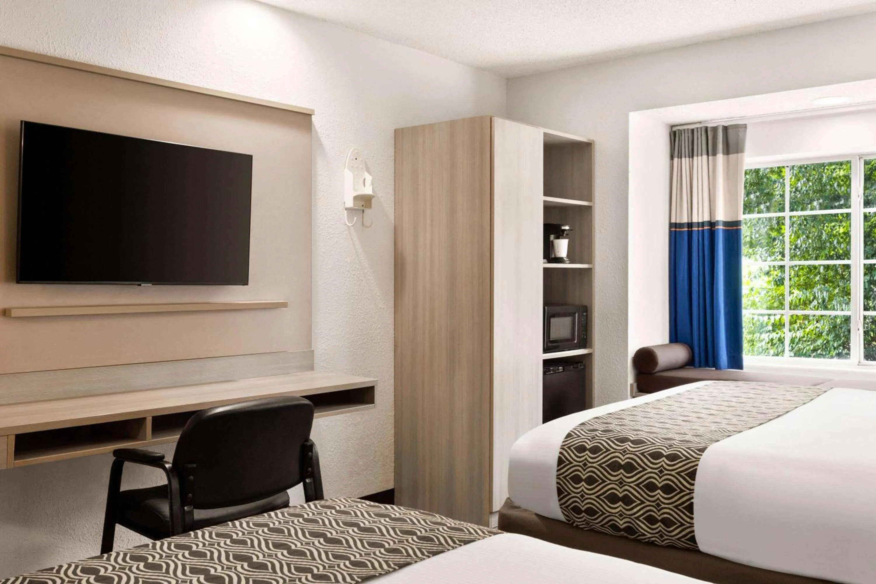 Photo of the whole room, Bed in Microtel Inn & Suites by Wyndham Florence/Cincinnati Airpo