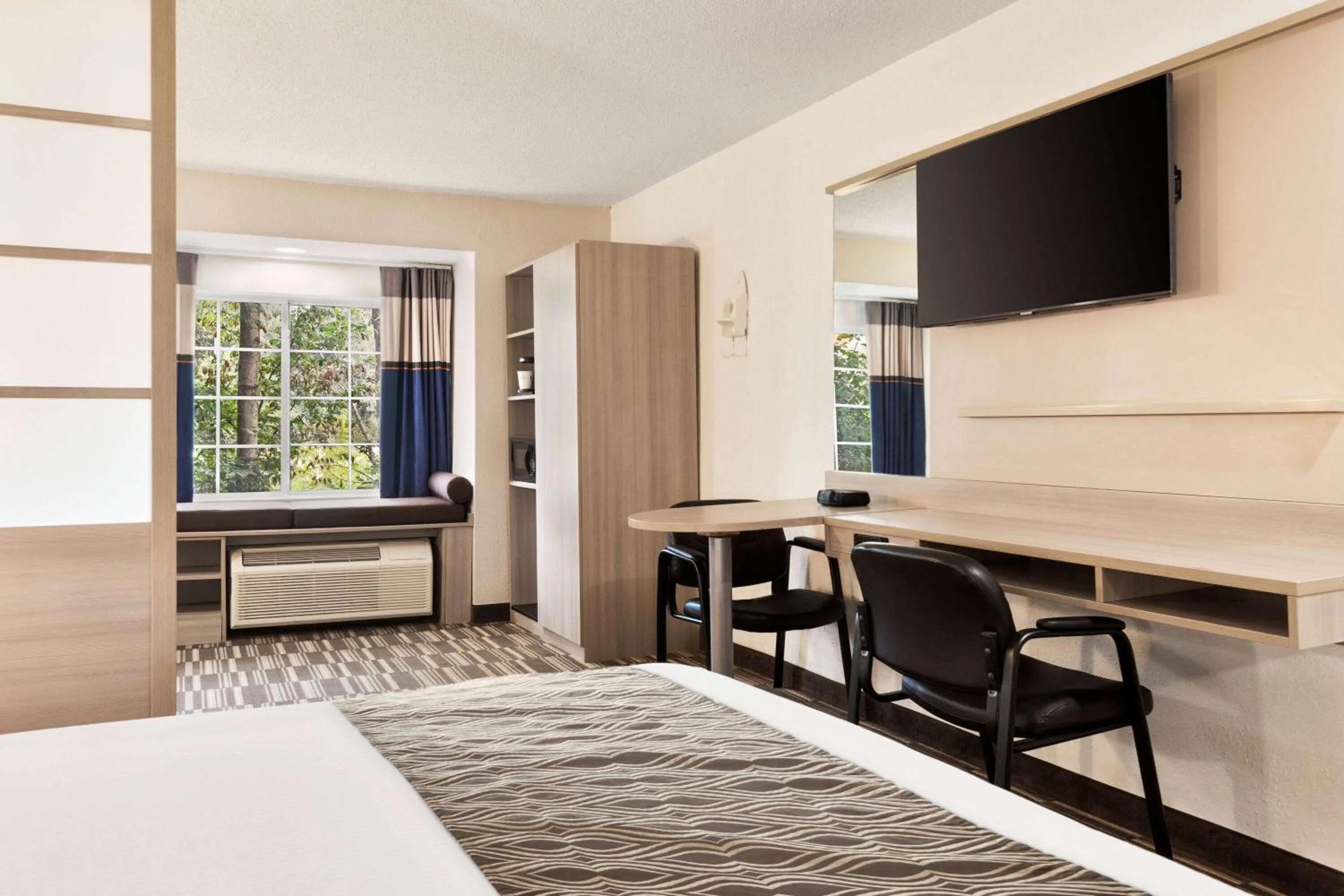 Bed in Microtel Inn & Suites by Wyndham Florence/Cincinnati Airpo