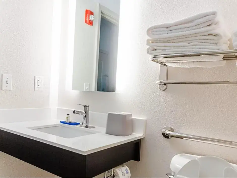 Queen Suite with Two Queen Beds Hearing Accessible Bathtub - Non-Smoking in Holiday Inn Express - Andalusia by IHG Queen Suite with Two Queen Beds Hearing Accessible Bathtub - Non-Smoking in Holiday Inn Express - Andalusia by IHG