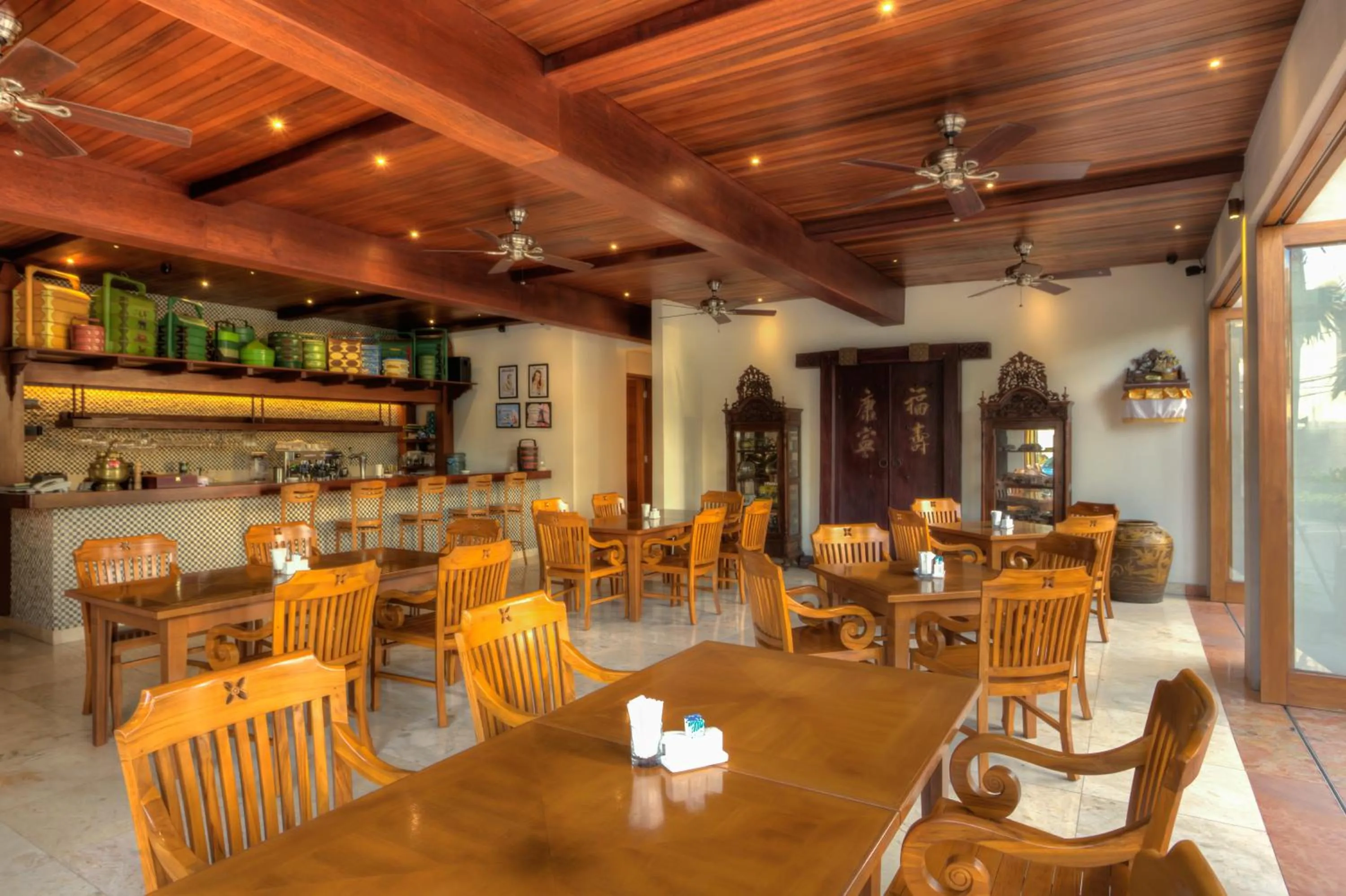 Restaurant/places to eat in KoenoKoeni Villa