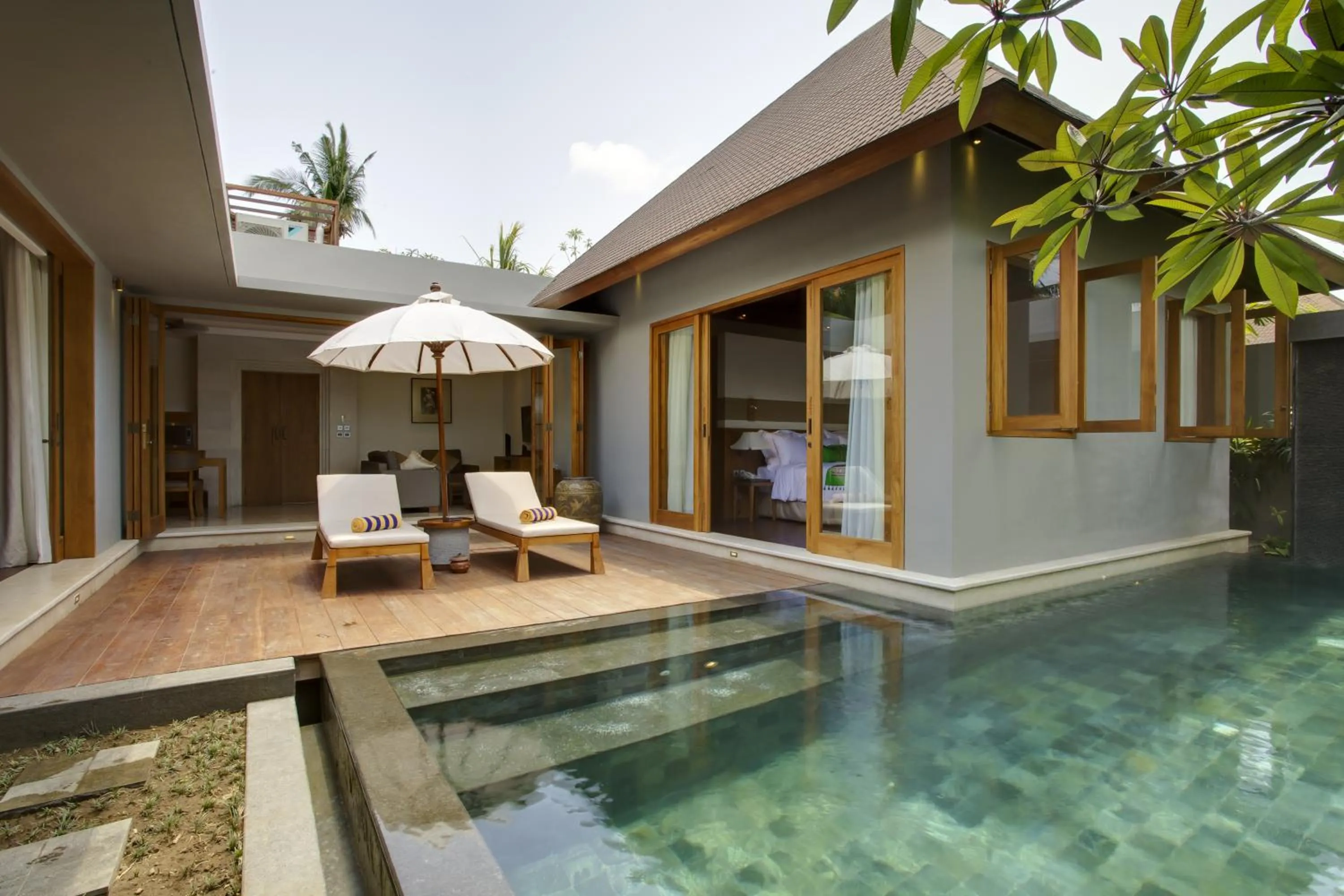 Swimming pool in KoenoKoeni Villa