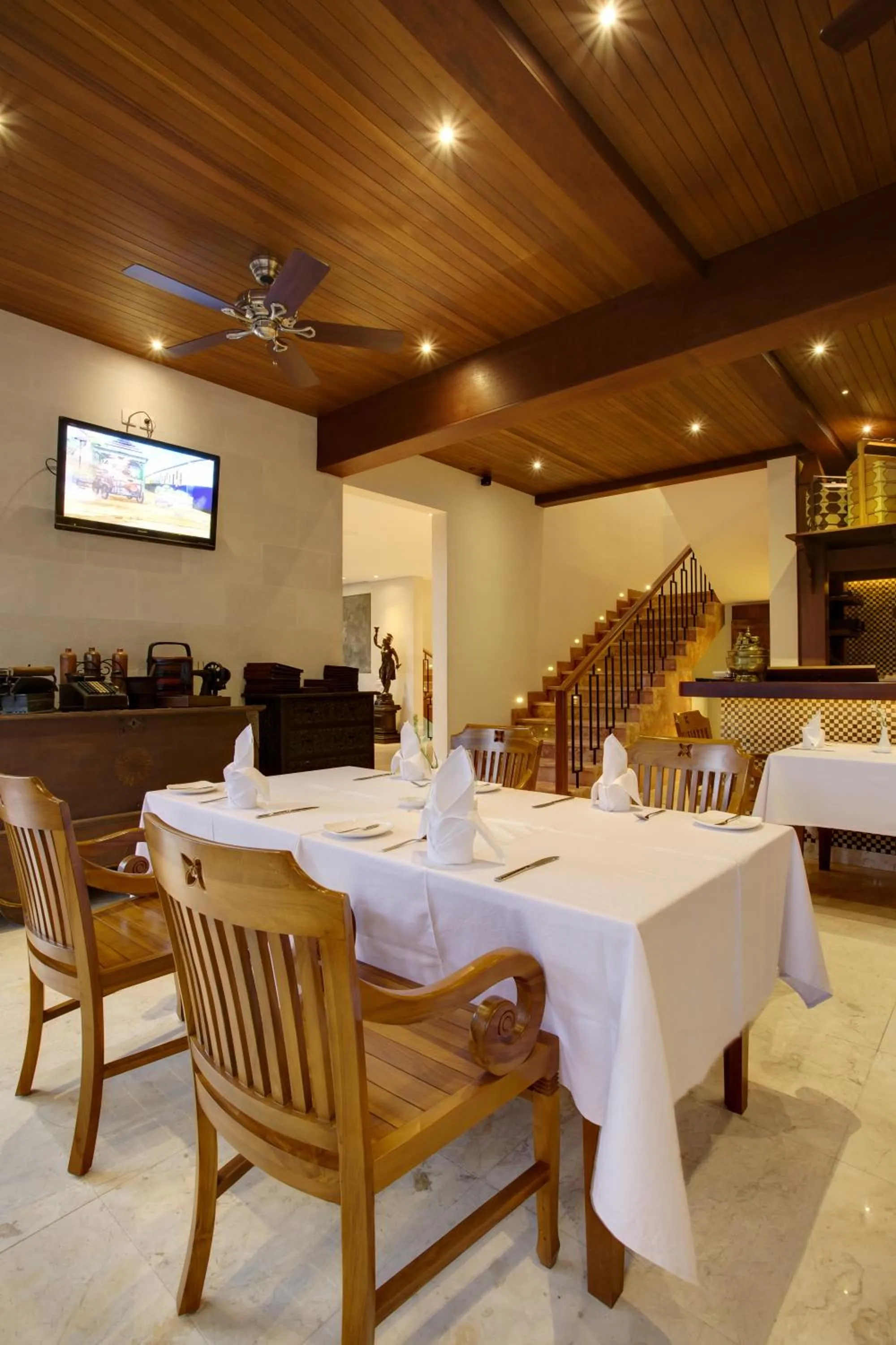 Restaurant/places to eat in KoenoKoeni Villa