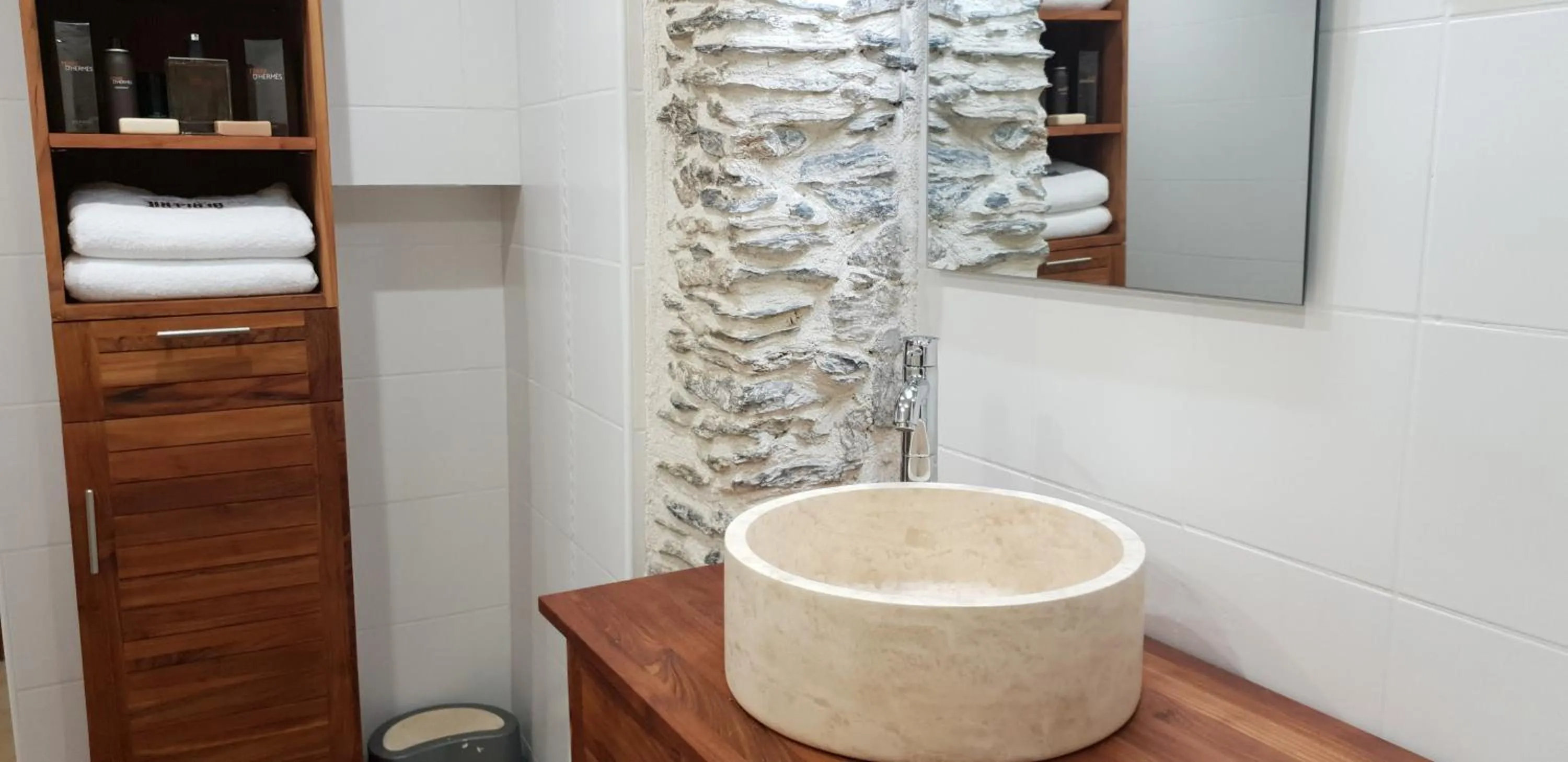 Shower in La Bergerie de Louvie