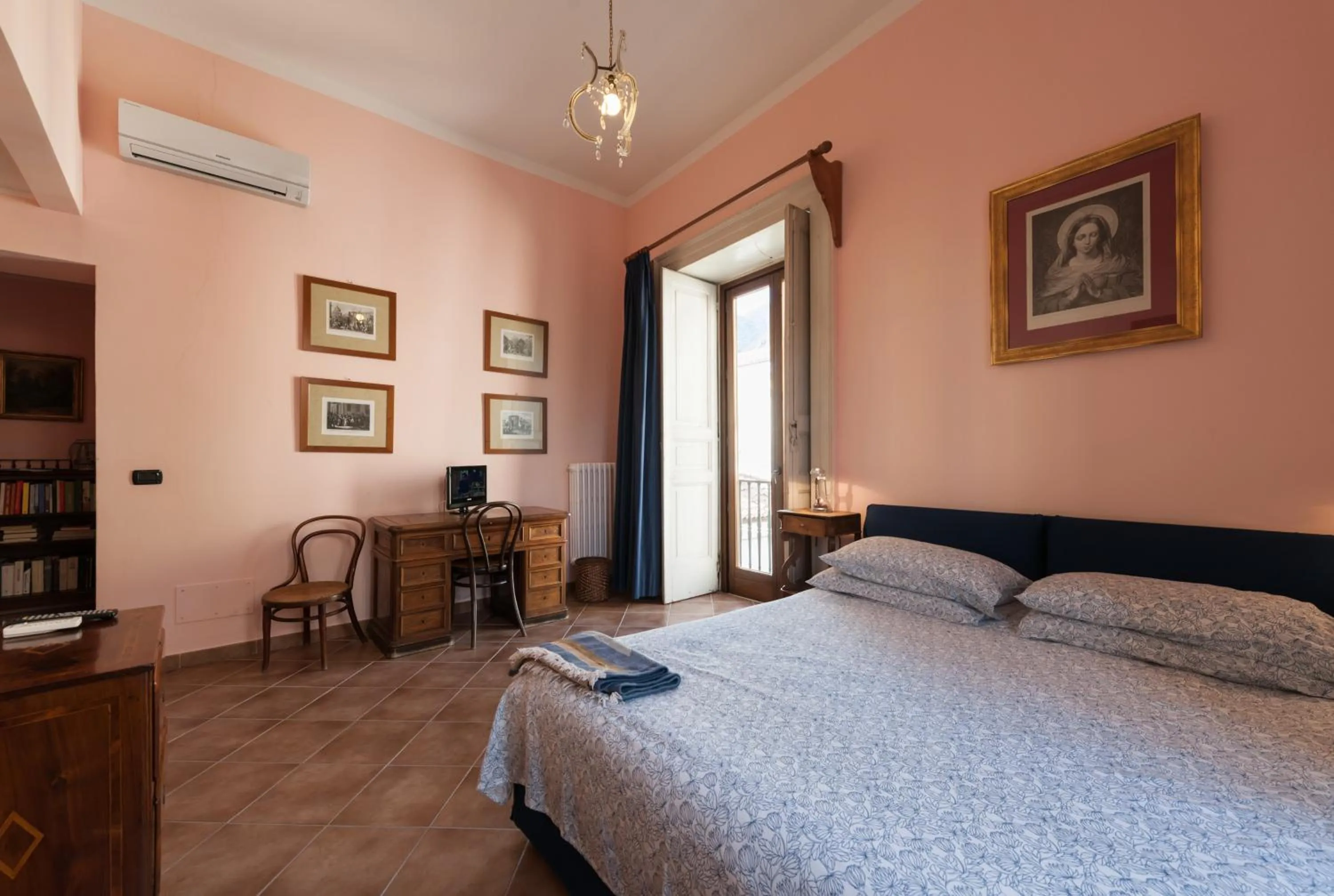 Shower, Bed in Dimora del Prete di Belmonte