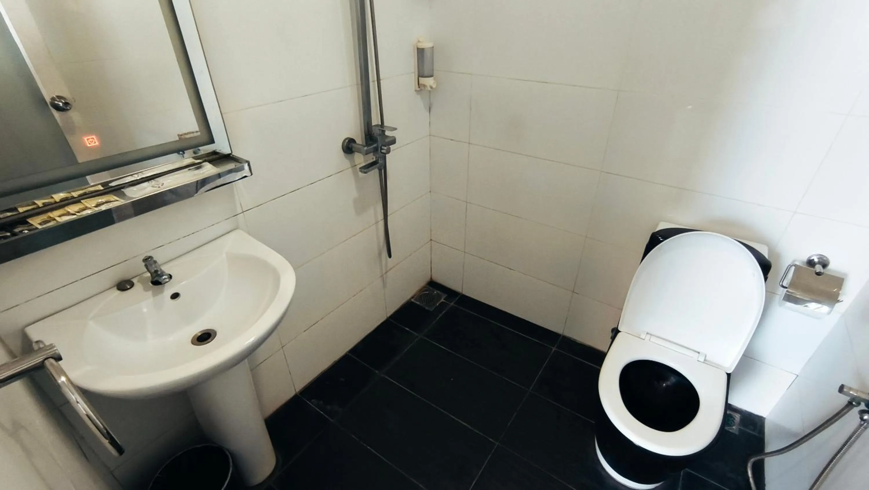 Bathroom in Natol Hotel