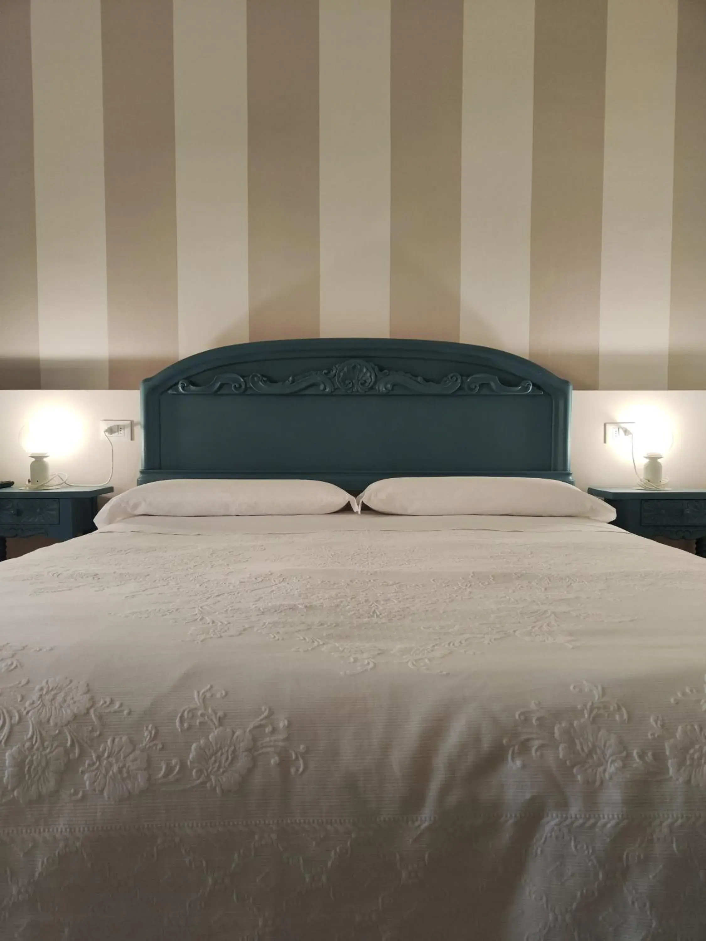 Queen Room with Garden View in Garda Relais Antica Romelia Queen Room with Garden View in Garda Relais Antica Romelia