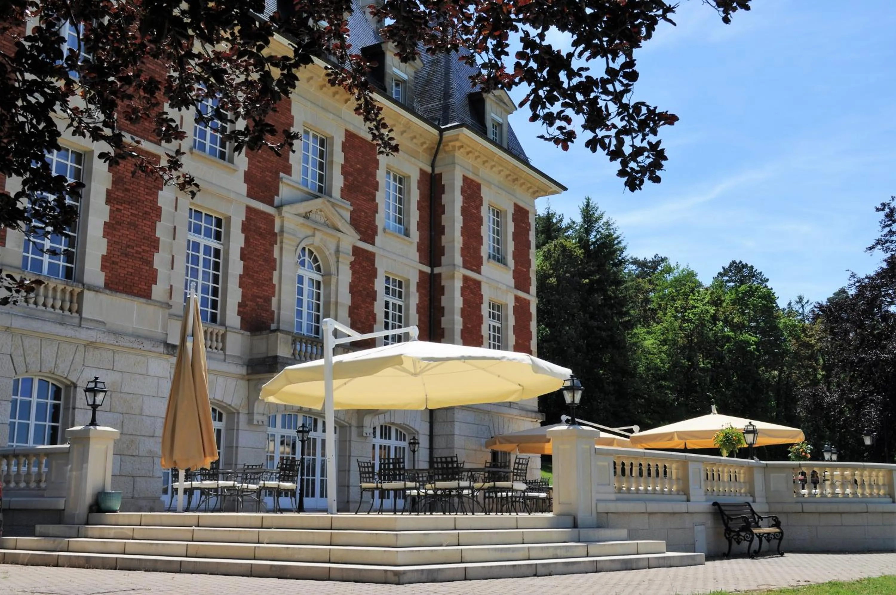 Property building in Domaine de Mont-Renaud