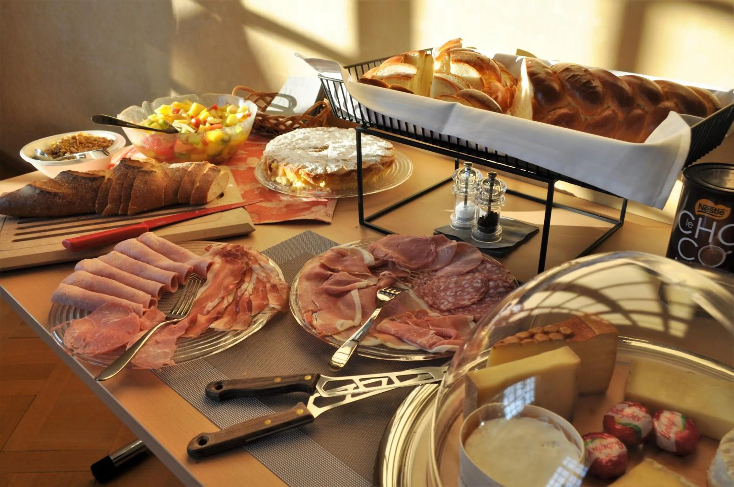 Buffet breakfast in Domaine de Mont-Renaud