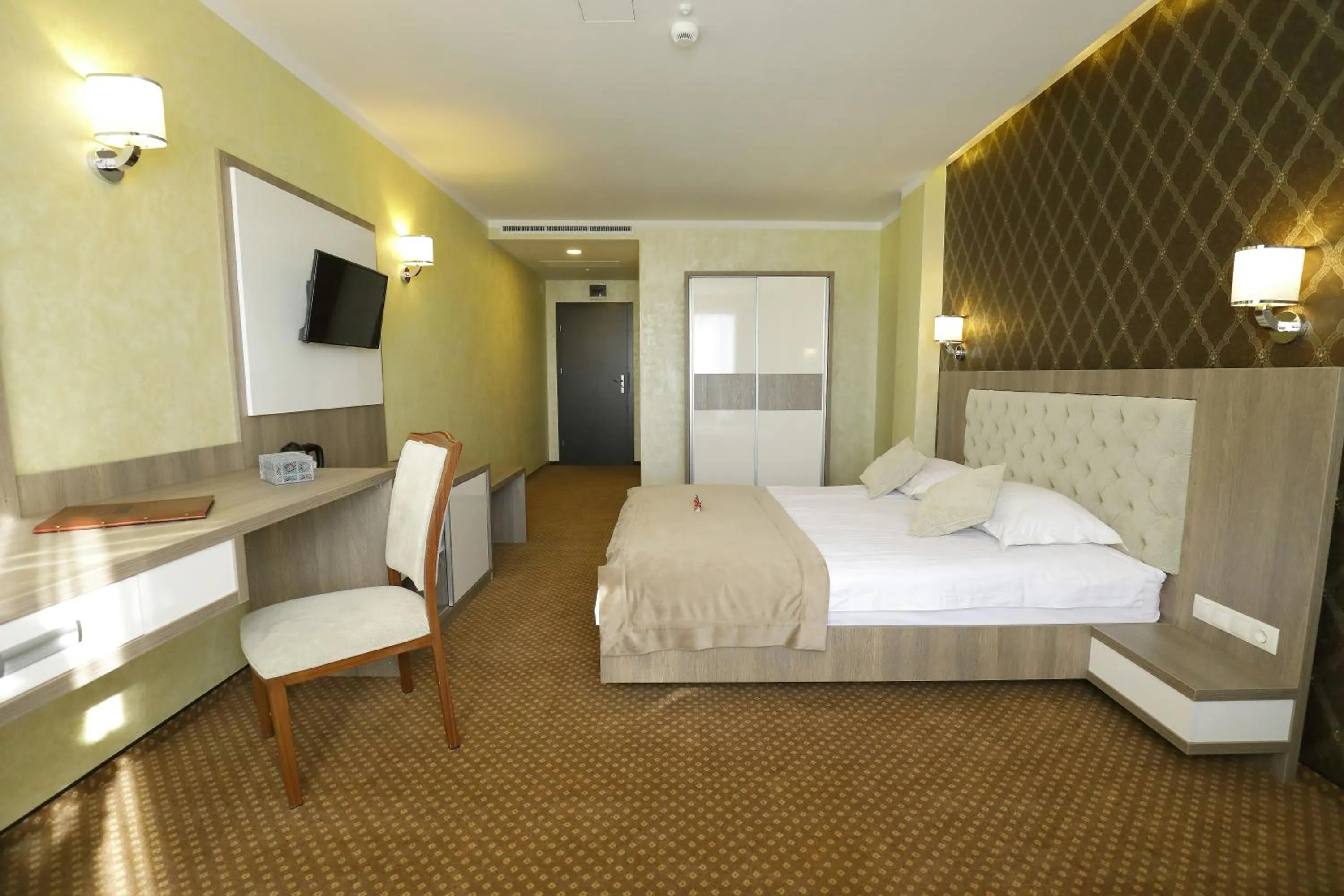 Photo of the whole room, Bed in MELISS EVENTS