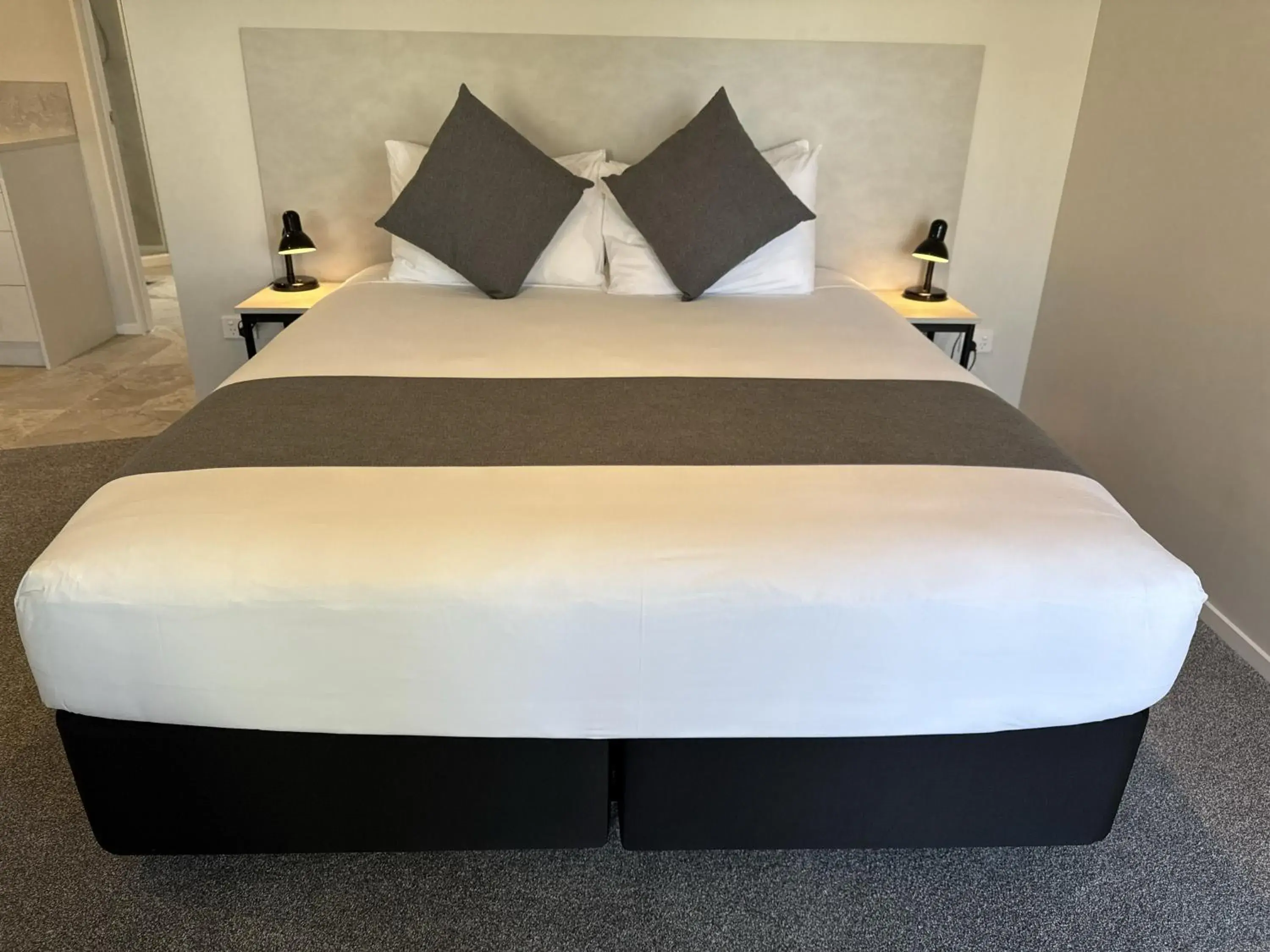 Deluxe One-Bedroom Suite with Bathtub in BKs Pioneer Motel Deluxe One-Bedroom Suite with Bathtub in BKs Pioneer Motel