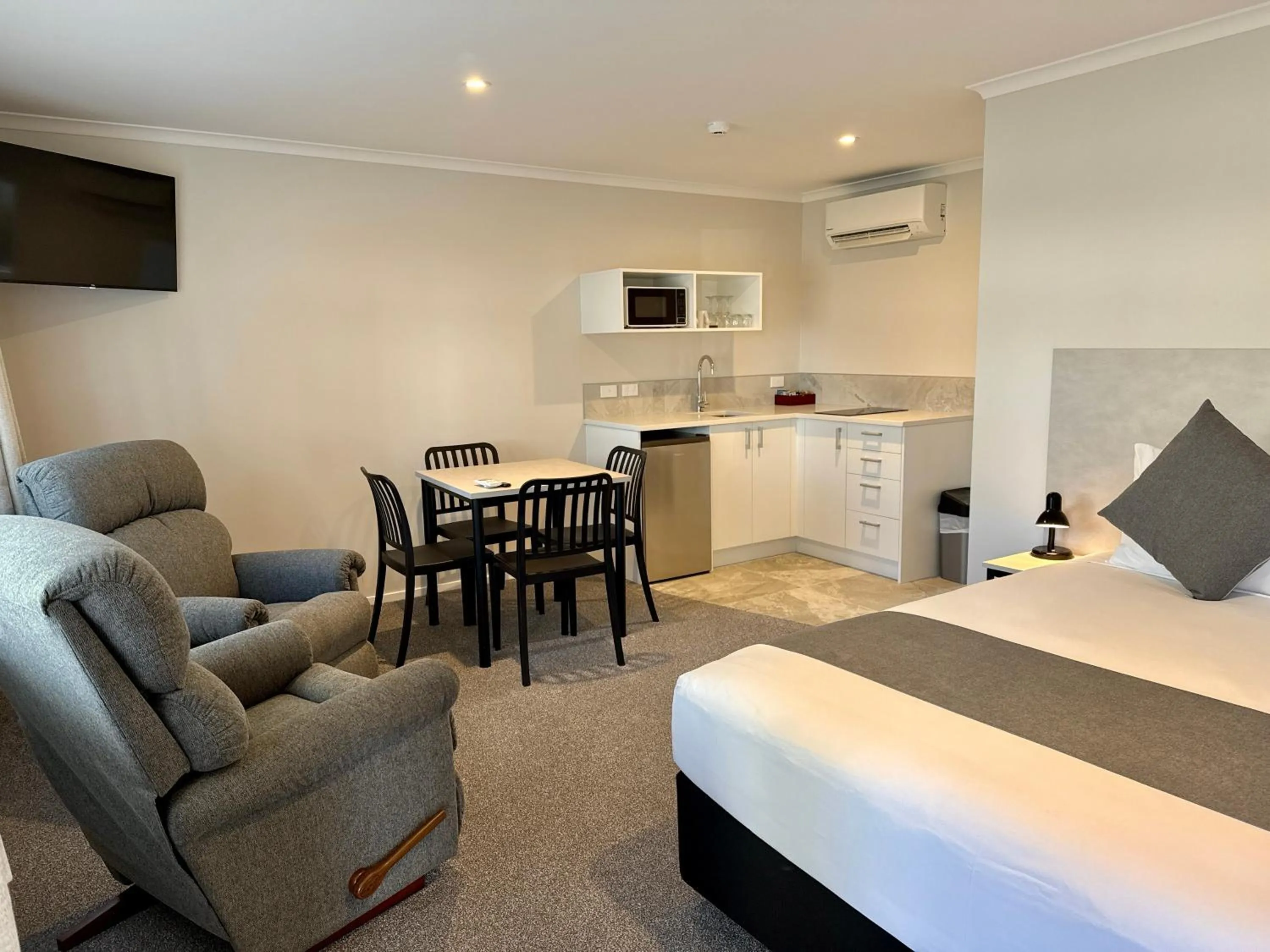 Living room in BKs Pioneer Motel