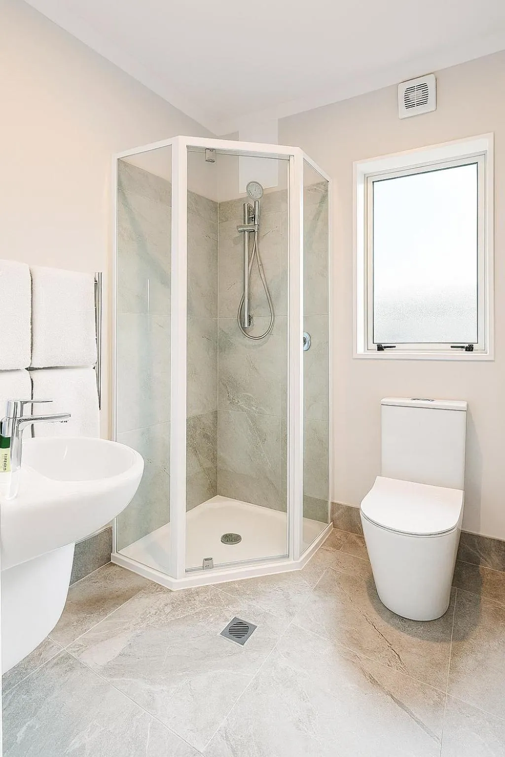 Bathroom in BKs Pioneer Motel