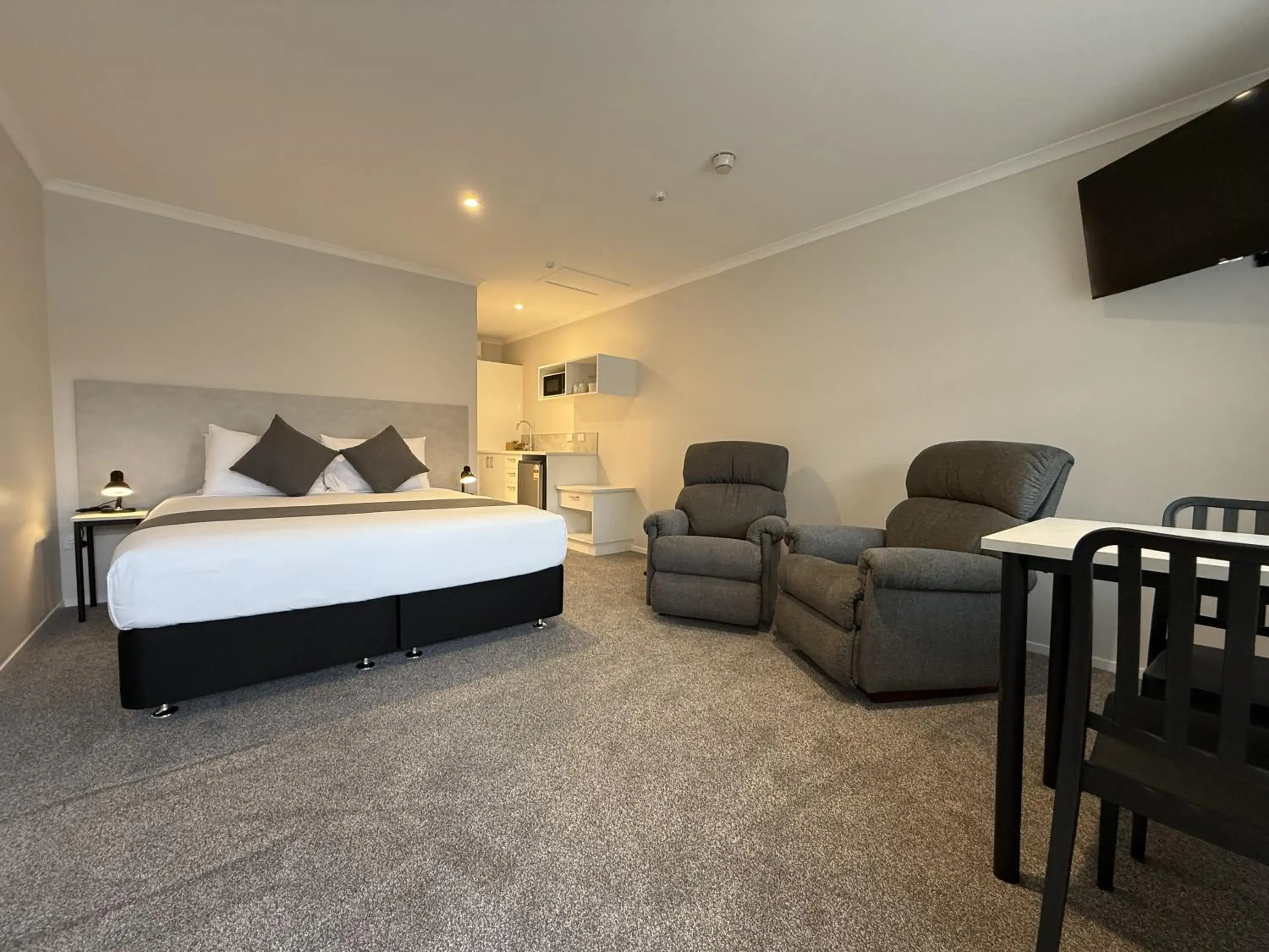 Deluxe Studio with Bathtub in BKs Pioneer Motel Deluxe Studio with Bathtub in BKs Pioneer Motel