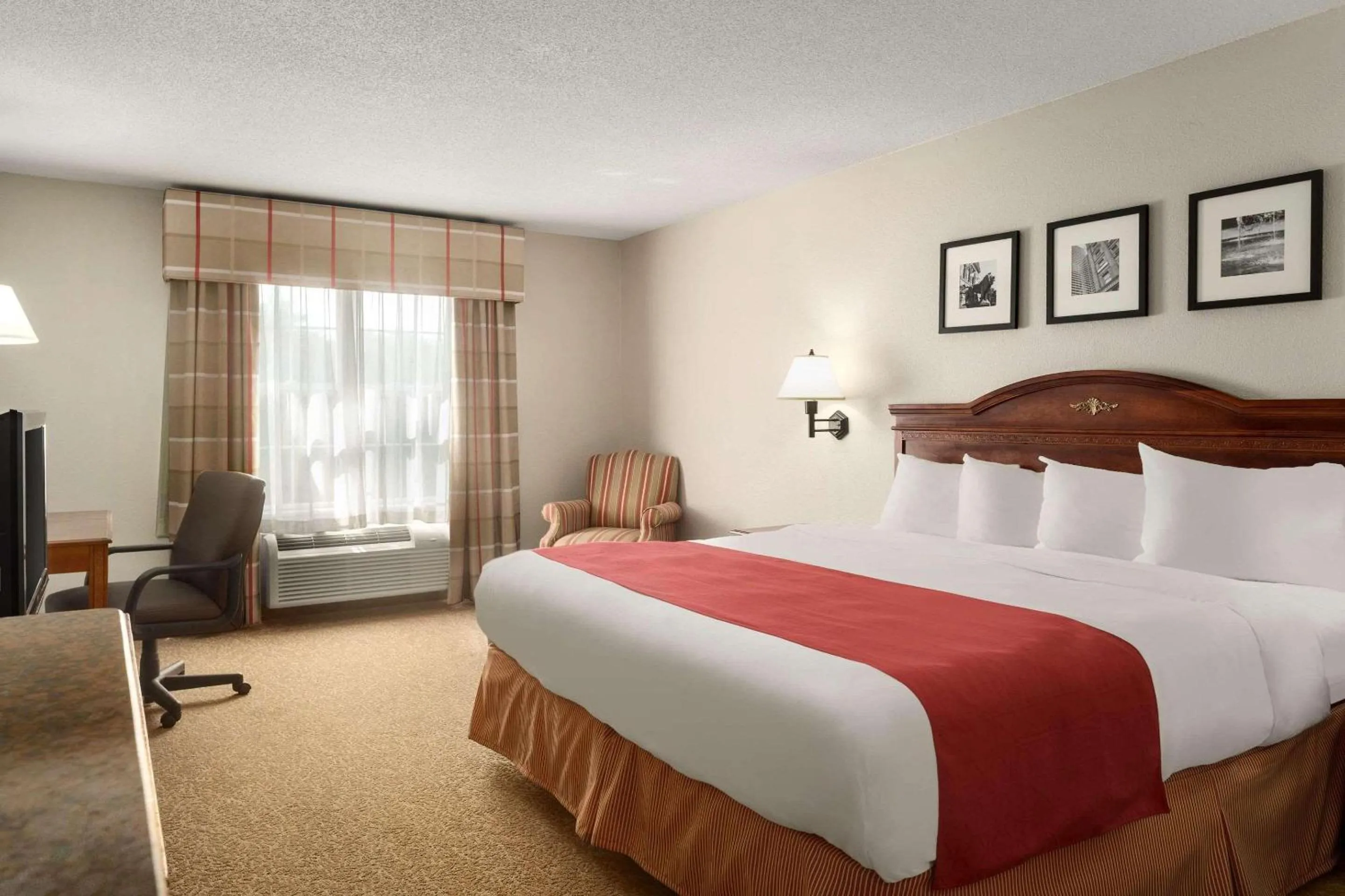 Bedroom, Bed in Country Inn & Suites by Radisson, Louisville South, KY