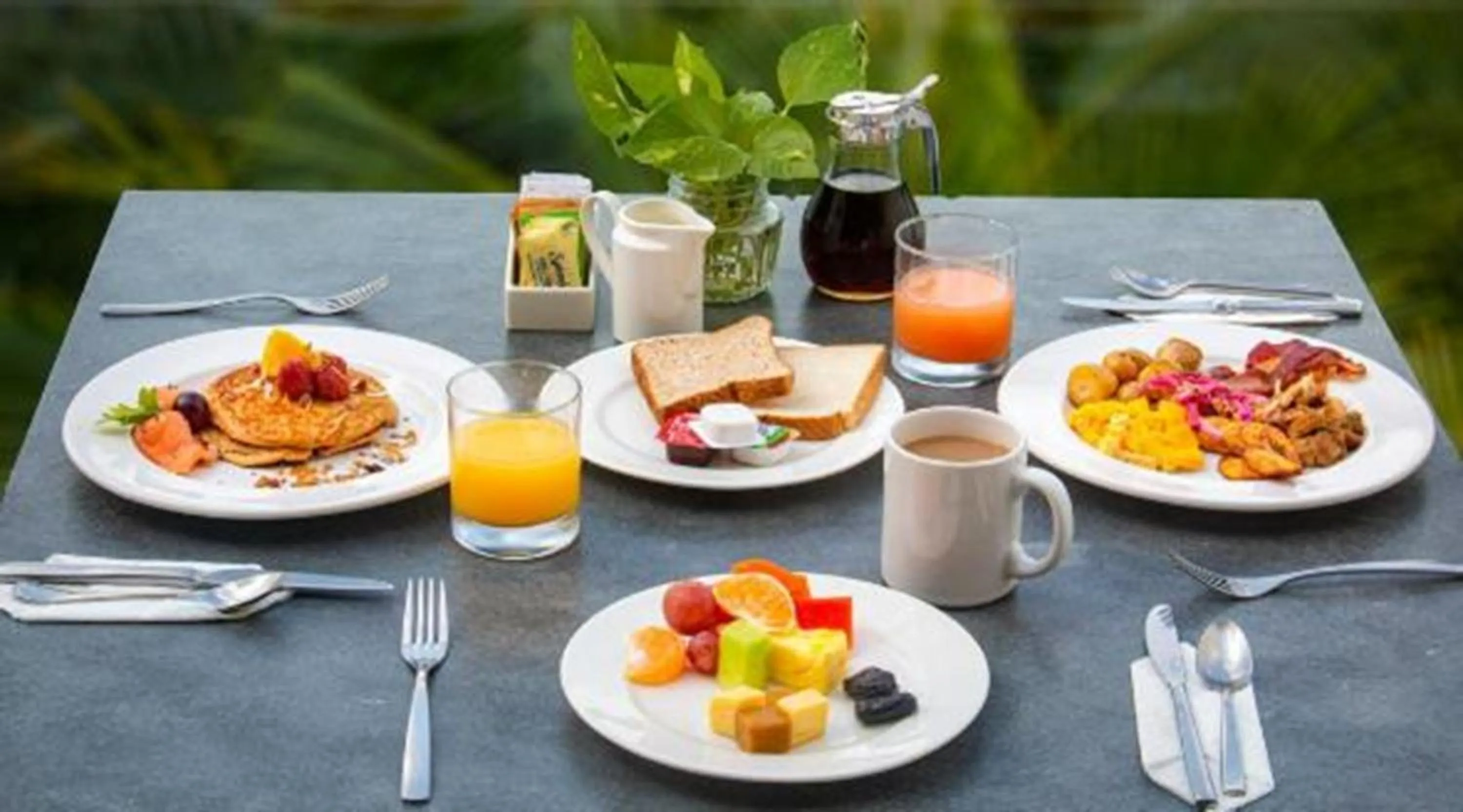 Food and drinks in Hotel The Palm