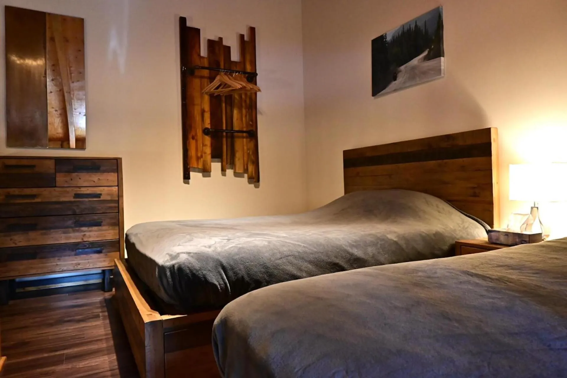 Bedroom, Bed in Red Cariboo Apartments