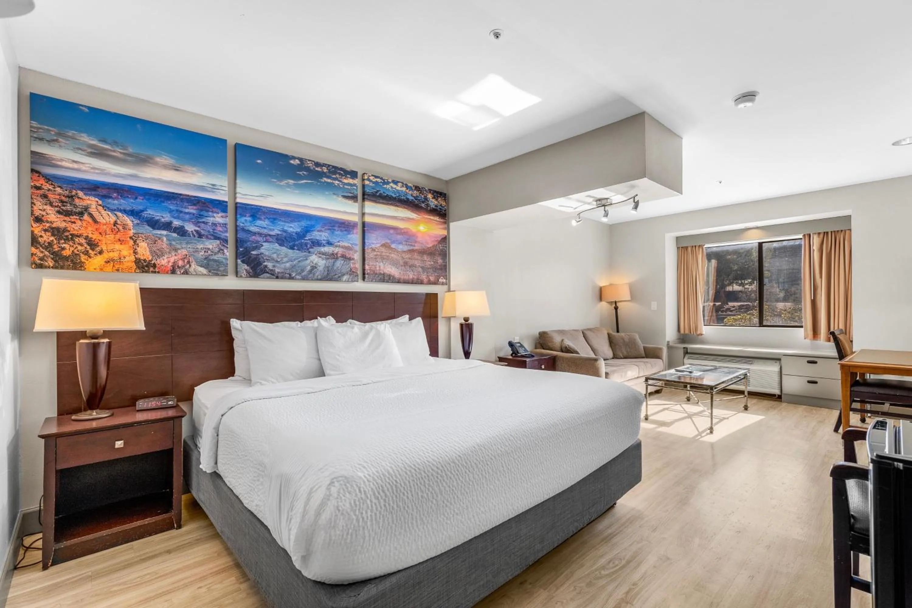 Living room, Bed in Days Inn by Wyndham Camp Verde Arizona