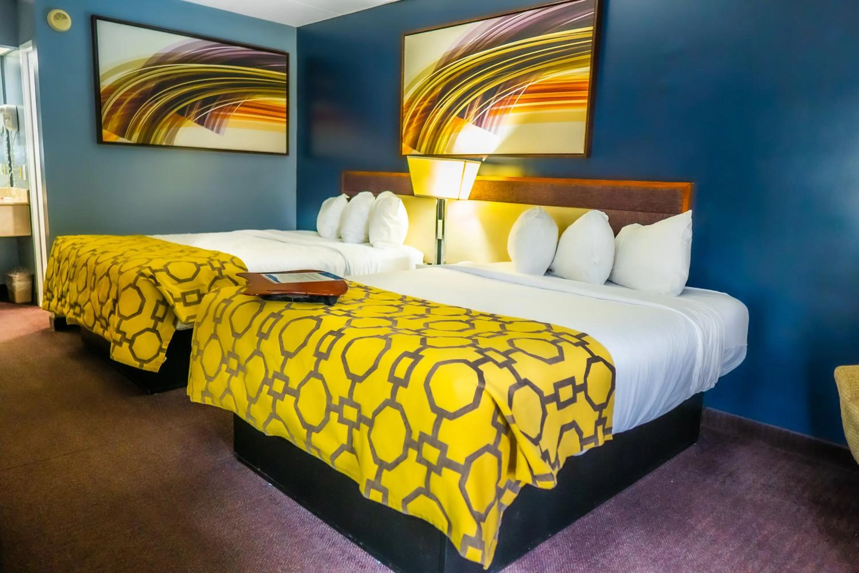 Photo of the whole room, Bed in Baymont by Wyndham London KY